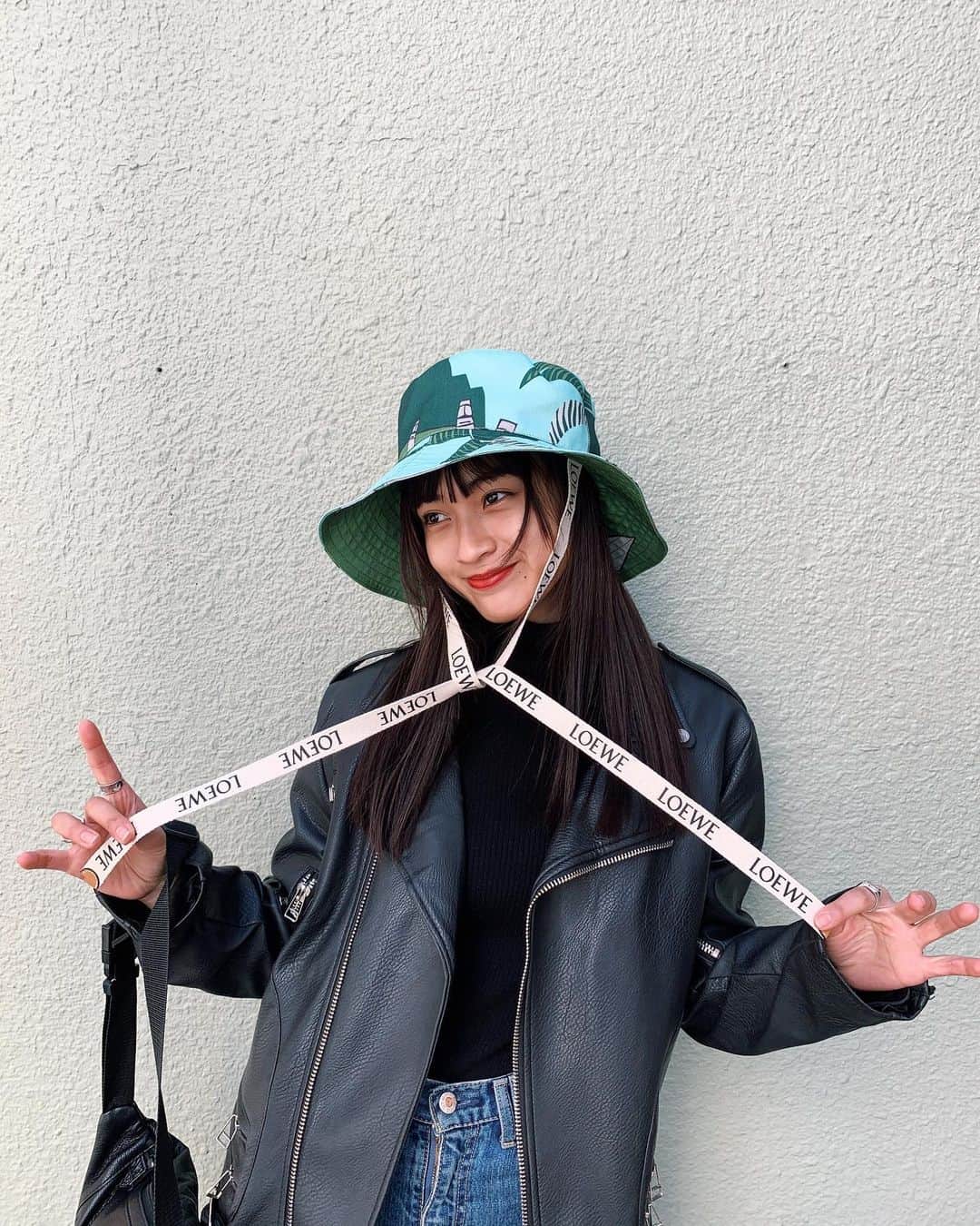 玖瑠実さんのインスタグラム写真 - (玖瑠実Instagram)「@loewe 💛  大好きな二人が誕生日にくれた帽子👩‍❤️‍💋‍👩  #loewe」1月31日 21時26分 - kurumi_0125_