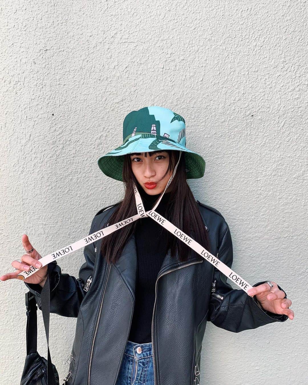 玖瑠実さんのインスタグラム写真 - (玖瑠実Instagram)「@loewe 💛  大好きな二人が誕生日にくれた帽子👩‍❤️‍💋‍👩  #loewe」1月31日 21時26分 - kurumi_0125_