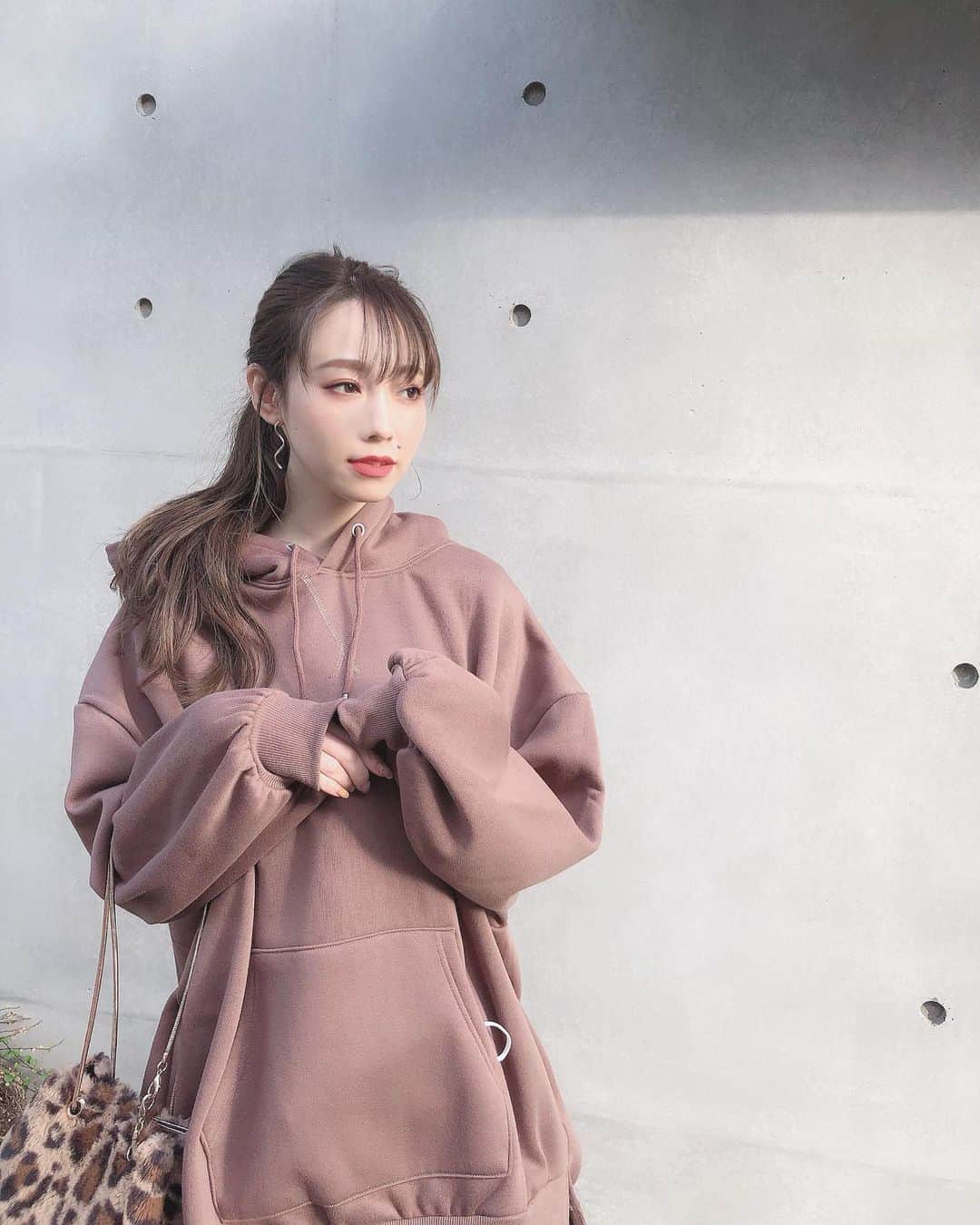 白岩まちこのインスタグラム：「≫≫👗... 𝘤𝘰𝘰𝘳𝘥𝘪𝘯𝘢𝘵𝘦  ㅤㅤㅤㅤㅤㅤㅤㅤㅤㅤㅤㅤㅤ ㅤㅤㅤㅤㅤㅤㅤㅤㅤㅤㅤㅤㅤ  男子禁制🤭⁉️  ㅤㅤㅤㅤㅤㅤㅤㅤㅤㅤㅤㅤㅤ ㅤㅤㅤㅤㅤㅤㅤㅤㅤㅤㅤㅤㅤ  Valentine coordinate ...カジュアルver🍫 ㅤㅤㅤㅤㅤㅤㅤㅤㅤㅤㅤㅤㅤ ㅤㅤㅤㅤㅤㅤㅤㅤㅤㅤㅤㅤㅤ ㅤㅤㅤㅤㅤㅤㅤㅤㅤㅤㅤㅤㅤ ㅤㅤㅤㅤㅤㅤㅤㅤㅤㅤㅤㅤㅤ バレンタインコーデのリクエストをいただいたので、 さっそくご紹介...😍🍫  ㅤㅤㅤㅤㅤㅤㅤㅤㅤㅤㅤㅤㅤ ㅤㅤㅤㅤㅤㅤㅤㅤㅤㅤㅤㅤㅤ 今回は、友達カップルさん用のカジュアルコーデ👖👟 ㅤㅤㅤㅤㅤㅤㅤㅤㅤㅤㅤㅤㅤ ㅤㅤㅤㅤㅤㅤㅤㅤㅤㅤㅤㅤㅤ  まず大事なのが、ダボっとしたカジュアル感と 女の子らしい絶対領域👩🏻‍🦰👢 ㅤㅤㅤㅤㅤㅤㅤㅤㅤㅤㅤㅤㅤ  ㅤㅤㅤㅤㅤㅤㅤㅤㅤㅤㅤㅤㅤ トップスのパーカーは、袖やフードにボリュームがあるから自然と華奢見えさせてくれる優秀アイテム🤫‼️ ㅤㅤㅤㅤㅤㅤㅤㅤㅤㅤㅤㅤㅤ ㅤㅤㅤㅤㅤㅤㅤㅤㅤㅤㅤㅤㅤ ドロップショルダーやから、肩幅がある子や 怒り型の子も華奢に見せてくれるよ🙆🏼‍♀️✨ ㅤㅤㅤㅤㅤㅤㅤㅤㅤㅤㅤㅤㅤ ㅤㅤㅤㅤㅤㅤㅤㅤㅤㅤㅤㅤㅤ  ちょっとタポタポ着た方が可愛いから、 今回のパーカーはMサイズⓂ️ ㅤㅤㅤㅤㅤㅤㅤㅤㅤㅤㅤㅤㅤ ㅤㅤㅤㅤㅤㅤㅤㅤㅤㅤㅤㅤㅤ  𝘗𝘢𝘳𝘬𝘦𝘳  @classicalelf_official ㅤㅤㅤㅤㅤㅤㅤㅤㅤㅤㅤㅤㅤ ㅤㅤㅤㅤㅤㅤㅤㅤㅤㅤㅤㅤㅤ  ４色あったけど、チョコカラーのモカにした🍫 ㅤㅤㅤㅤㅤㅤㅤㅤㅤㅤㅤㅤㅤ ㅤㅤㅤㅤㅤㅤㅤㅤㅤㅤㅤㅤㅤ  普段だったらホワイトのニットパンツ合わせちゃうところやけど、バレンタインにはショーパンで勝負😼👐🏻ㅤㅤㅤㅤㅤㅤㅤㅤㅤㅤㅤㅤㅤ  ㅤㅤㅤㅤㅤㅤㅤㅤㅤㅤㅤㅤㅤ 足元も靴下×ダッドスニーカー👟で 合わせたいところやけど、バレンタインには 少し女の子らしさもいれたいので ロングブーツであえての絶対領域😘🤘🏻 ㅤㅤㅤㅤㅤㅤㅤㅤㅤㅤㅤㅤㅤ ㅤㅤㅤㅤㅤㅤㅤㅤㅤㅤㅤㅤㅤ ㅤㅤㅤㅤㅤㅤㅤㅤㅤㅤㅤㅤㅤㅤㅤㅤㅤㅤㅤㅤㅤㅤㅤㅤㅤㅤ　 友達みたいな関係の友達カップルさんには、 気張りすぎてないカジュアルコーデとかどーでしょう😘！？ ㅤㅤㅤㅤㅤㅤㅤㅤㅤㅤㅤㅤㅤ  このパーカーも明日まで60%offになってて 2000円切るプチプラやよ🤤✨ ㅤㅤㅤㅤㅤㅤㅤㅤㅤㅤㅤㅤㅤ  みんなもバレンタインコーデを組む時は このポイントを意識してみて🥺💓 ㅤㅤㅤㅤㅤㅤㅤㅤㅤㅤㅤㅤㅤ ㅤㅤㅤㅤㅤㅤㅤㅤㅤㅤㅤㅤㅤ  明日はバレンタインコーデ...甘めverを投稿しよかな🙈❤️！？ ㅤㅤㅤㅤㅤㅤㅤㅤㅤㅤㅤㅤㅤ ㅤㅤㅤㅤㅤㅤㅤㅤㅤㅤㅤㅤㅤ ㅤㅤㅤㅤㅤㅤㅤㅤㅤㅤㅤㅤㅤ ㅤㅤㅤㅤㅤㅤㅤㅤㅤㅤㅤㅤㅤ それにしても、女の子はバレンタインのコーデ一つにしてもこんなに考えてるのを男の子にも知って欲しい😂‼️ ㅤㅤㅤㅤㅤㅤㅤㅤㅤㅤㅤㅤㅤ ㅤㅤㅤㅤㅤㅤㅤㅤㅤㅤㅤㅤㅤ  会った時には、今日は特に可愛いね❤️って言うて🥺🍫 ㅤㅤㅤㅤㅤㅤㅤㅤㅤㅤㅤㅤㅤ ㅤㅤㅤㅤㅤㅤㅤㅤㅤㅤㅤㅤㅤ ㅤㅤㅤㅤㅤㅤㅤㅤㅤㅤㅤㅤㅤ  さぁて、最後に聞いとこ。  ㅤㅤㅤㅤㅤㅤㅤㅤㅤㅤㅤㅤㅤ ㅤㅤㅤㅤㅤㅤㅤㅤㅤㅤㅤㅤㅤ 何枚目推し🙈📸⁉️  ㅤㅤㅤㅤㅤㅤㅤㅤㅤㅤㅤㅤㅤ ㅤㅤㅤㅤㅤㅤㅤㅤㅤㅤㅤㅤㅤ ㅤㅤㅤㅤㅤㅤㅤㅤㅤㅤㅤㅤㅤ ㅤㅤㅤㅤㅤㅤㅤㅤㅤㅤㅤㅤㅤ  #クラシカルエルフ#classicalelf #エルフコーデ#ビッグシルエット #裏起毛#パーカー#プルオーバーパーカー #パーカーコーデ#パーカー女子#パーカー好き #大人コーデ#大人カジュアル #プチプラ#プチプラコーデ #今日の服#今日のコーデ#バレンタイン #バレンタインコーデ#バレンタインデート #コーデ記録」