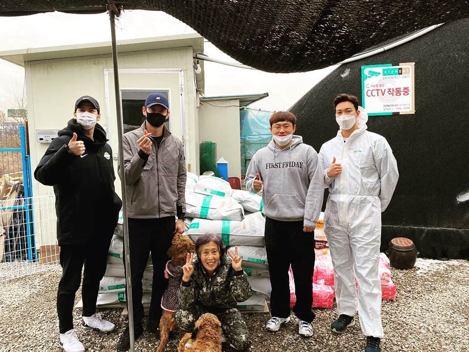チョン・ウィチョルのインスタグラム：「#아지네마을#유기견#유기견보호소 #유기견봉사#사지말고입양하세요 #정의철#문수인#이지영#안우진  매년 화이팅하는! 오늘도 모두수고했어요👏」