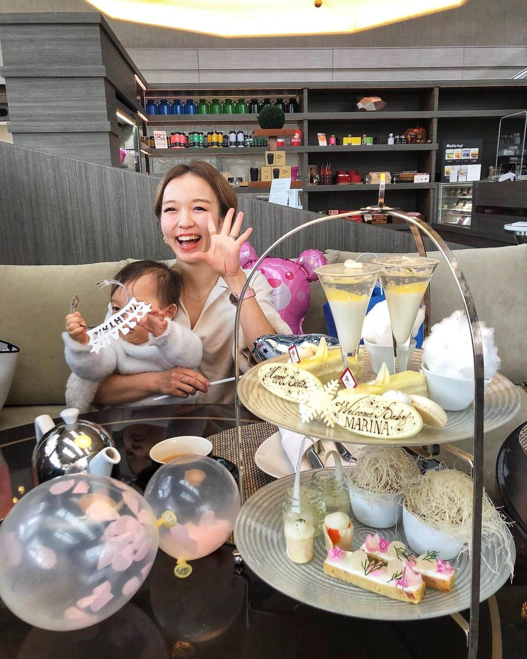 関口未来さんのインスタグラム写真 - (関口未来Instagram)「White Afternoon tea❄️  去年の　@mariannudayo 姫のbabyshower のときの写真 まだアップしそこねていたので❤︎ まりなちゃんが撮ってくれた2枚目の息子が、我が子ながら可愛すぎやしないか　swipe👉  冬限定のホワイトアフタヌーンティーを東京マリオットホテルにて  周りとのテーブルともかなり離れていて、ホテルなので勿論衛生管理も徹底的！  息子ももう１歳だなぁ はやいような遅いような💦 早生まれなので同級生のこと比較して落ち込んでしまったり、羨ましくなったり、そんな自分に腹が立ったりの繰り返しの日々🥶  せめてはやくあたたかくなぁれ🌞  #ベビーシャワー #ベビーシャワーパーティー #babyshower #男の子ママ  #新米ママ #新米ママと繋がりたい  #ファーストバースデー  #おしゃれさんと繋がりたい  #ランチ #品川ランチ #welcomebaby  #アフタヌーンティー  #ママ友ランチ #子連れカフェ #子連れランチ #mamagirl #millymilly #たまひよメイト #たまひよ公式グラマー  #サンキュ公式インスタグラマー  #男の子ママと繋がりたい  #プレママさんと繋がりたい  #女の子ママ  #フォロワー募集中 #東京女子部 #ベビスタグラム #マリオットホテル  @tokyo_joshibu」1月31日 21時28分 - miki.sekiguchi_x