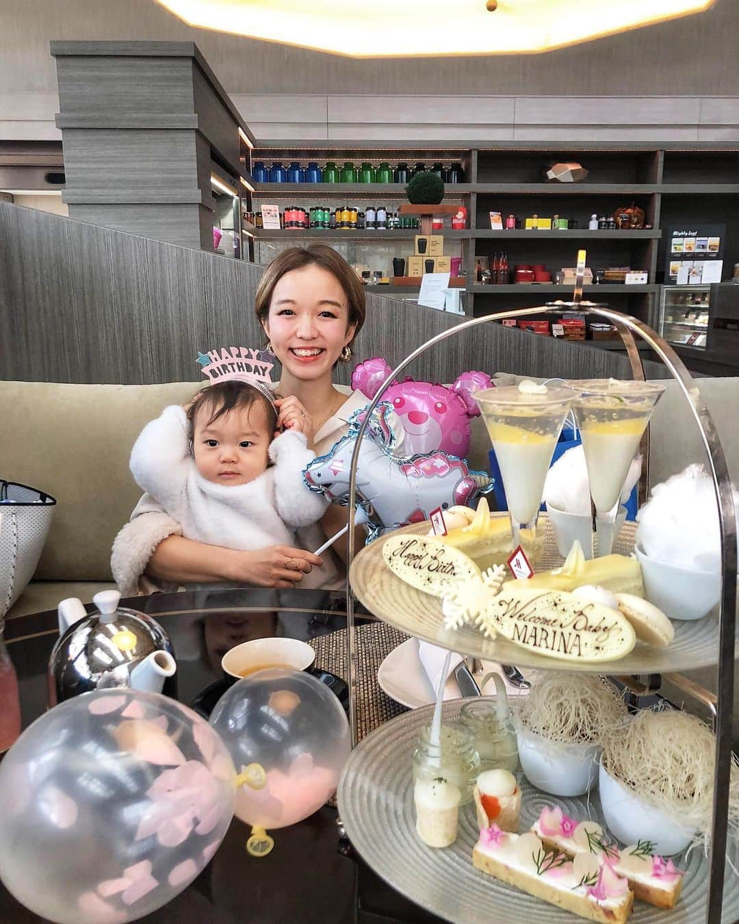 関口未来さんのインスタグラム写真 - (関口未来Instagram)「White Afternoon tea❄️  去年の　@mariannudayo 姫のbabyshower のときの写真 まだアップしそこねていたので❤︎ まりなちゃんが撮ってくれた2枚目の息子が、我が子ながら可愛すぎやしないか　swipe👉  冬限定のホワイトアフタヌーンティーを東京マリオットホテルにて  周りとのテーブルともかなり離れていて、ホテルなので勿論衛生管理も徹底的！  息子ももう１歳だなぁ はやいような遅いような💦 早生まれなので同級生のこと比較して落ち込んでしまったり、羨ましくなったり、そんな自分に腹が立ったりの繰り返しの日々🥶  せめてはやくあたたかくなぁれ🌞  #ベビーシャワー #ベビーシャワーパーティー #babyshower #男の子ママ  #新米ママ #新米ママと繋がりたい  #ファーストバースデー  #おしゃれさんと繋がりたい  #ランチ #品川ランチ #welcomebaby  #アフタヌーンティー  #ママ友ランチ #子連れカフェ #子連れランチ #mamagirl #millymilly #たまひよメイト #たまひよ公式グラマー  #サンキュ公式インスタグラマー  #男の子ママと繋がりたい  #プレママさんと繋がりたい  #女の子ママ  #フォロワー募集中 #東京女子部 #ベビスタグラム #マリオットホテル  @tokyo_joshibu」1月31日 21時28分 - miki.sekiguchi_x