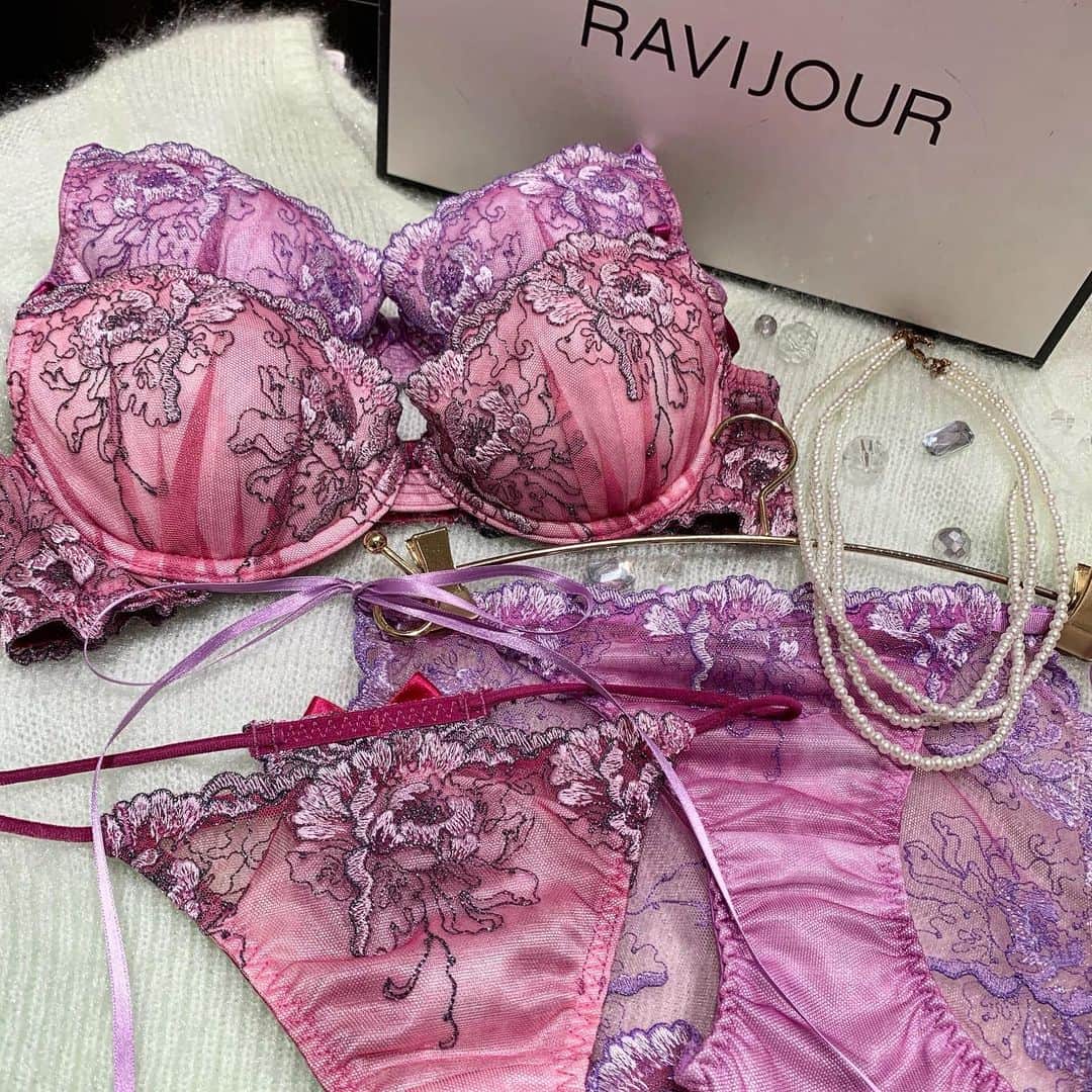 Ravijour札幌4丁目プラザ店のインスタグラム：「不動の人気❤️ スモーキーフラワー🌸  詳細はブログ更新してます！ topのURLから飛んでください😎❤️  #ravijour #ravijourstaff  #ravijour_official  #ravijoursapporo  #ラヴィジュール」