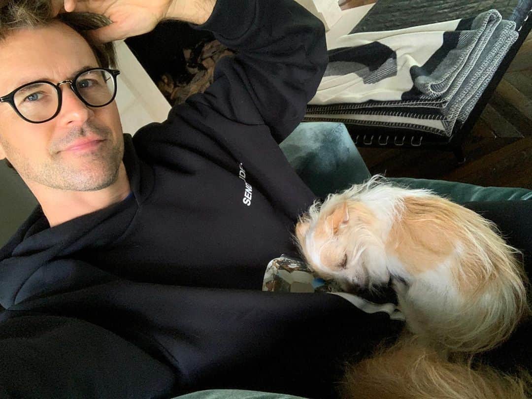 ブラッド・ゴレスキーのインスタグラム：「Sunday morning snuggles 🐶🐶 #adoptdontshop」