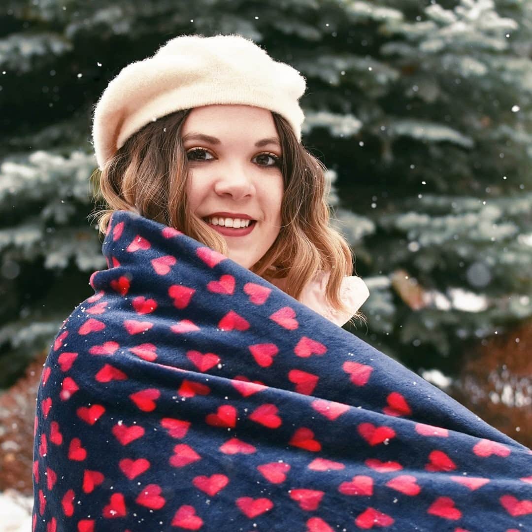 のインスタグラム：「Winter days are better cozied up in Sweet Hearts ❤️ Comment below if our Plush Throw Blankets are your fave too! 📸: @tannaraywasilchak * * * #verabradley #pattern #shop #cozy #new」