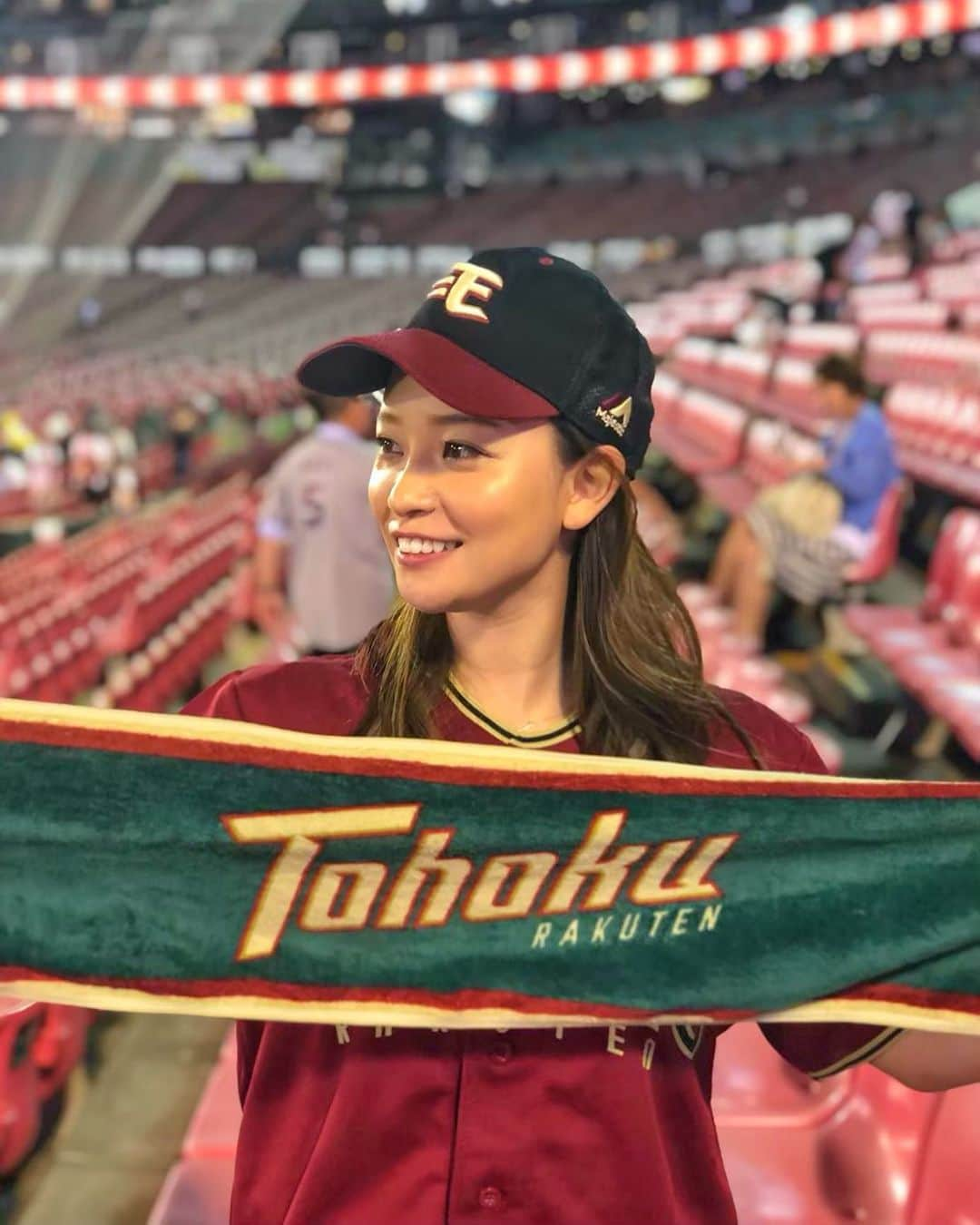 陽菜えみるのインスタグラム：「. . 球春を前に日本球界に 嬉しい朗報🤩⚾✨✨✨ . 田中将大投手が 今季8年ぶりにNPBに復帰し 古巣楽天でプレーを🇯🇵🦅⭐️ ということで 日本の野球ファンの歓喜と期待が 凄いことになってますね‼️‼️ . 色んな思いでの決断ということですが メジャーでの実績と活躍で 確実にパワーアップした『マー君』が また日本で観れること すごくワクワクします😳🤭✨✨✨ . また日本球界に 新たな風を吹かせて欲しい‼️‼️ . 田中投手ならば 日本の野球ファンを驚かす 吉報を届けてくれる気がします‼️‼️ . . #プロ野球 #野球観戦 #ユニフォーム #野球女子 #ユニフォーム女子 #ユニフォームマジック #無類の野球好き #無類の野球ファン #野球好きな人と繋がりたい #田中将大 投手 #マー君 #おかえり なさい #楽天ゴールデンイーグルス #東北楽天ゴールデンイーグルス #コボスタ #コボスタ宮城 #楽天生命パーク宮城 #楽天生命パーク #東北 #杜の都 #仙台 #楽天 #野球好き」