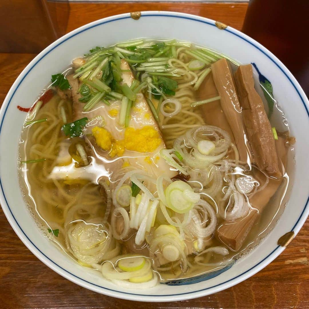 細川優のインスタグラム：「麺屋ひょっとこ　柚子の香りが食欲を誘い真ん中にあるトロトロの焼豚は箸でスッと切れます。ラーメンには珍しい三つ葉も嬉しいアクセント😊サッパリとしたスープとツルツルの麺で気付いたらなくなってました🤣  #麺屋ひょっとこ  #有楽町 #noodles  #めんすたぐらむ  #メンスタグラム  #麺スタグラム  #ラーメン」