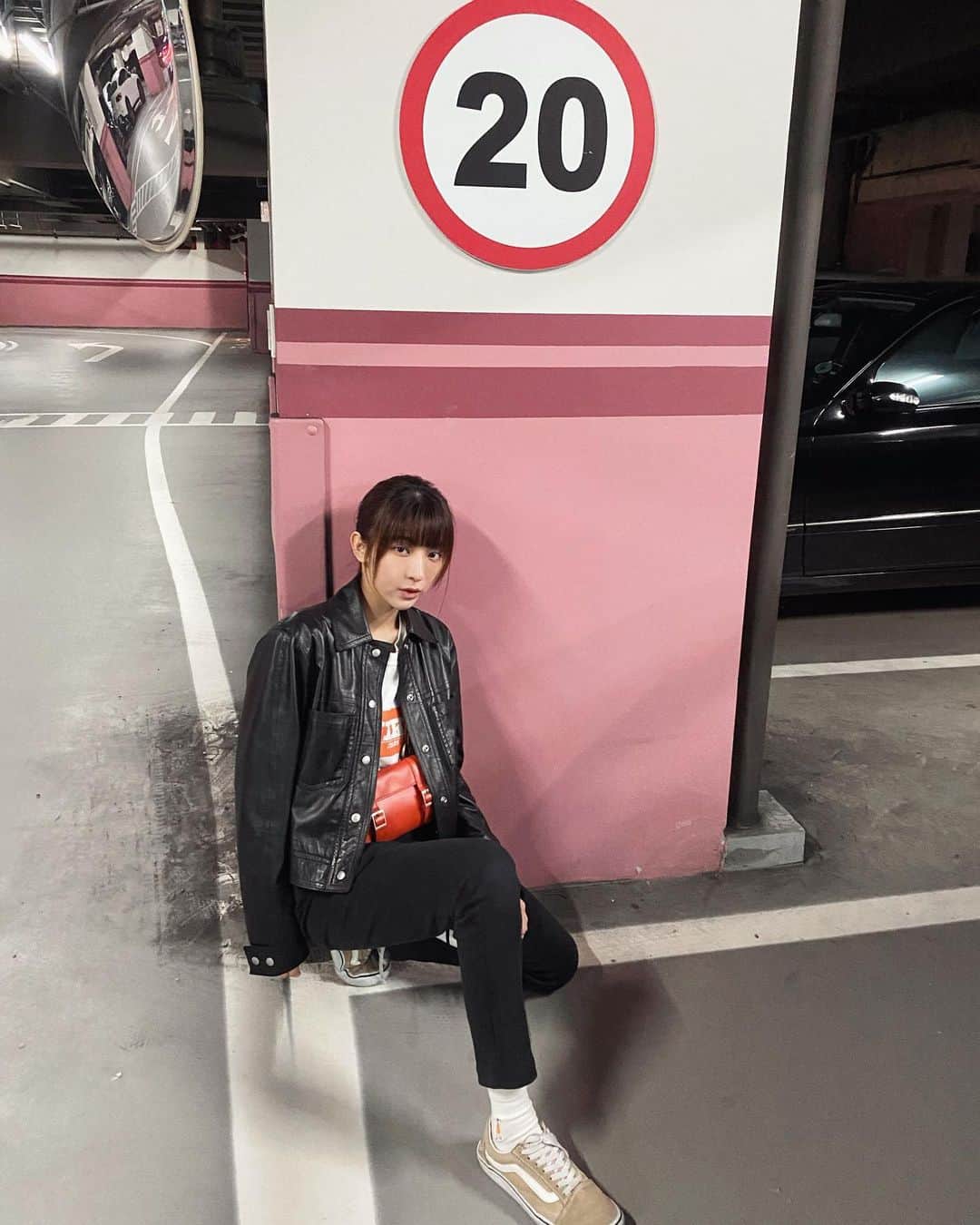 特蕾沙（Teresa）のインスタグラム：「外見も内面も20でいたい笑  #20已經掰掰 #今年21謝謝 #特特的ootd」