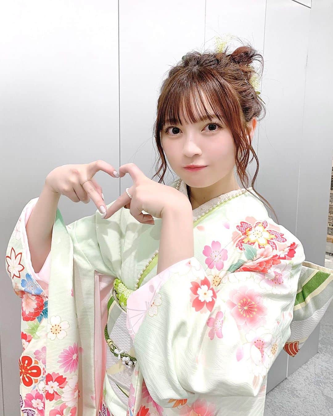 廣川奈々聖のインスタグラム：「番組でかわいい振袖を着させてもらいました🐈﻿ ﻿ ヘアアレンジはゆるお団子にしてもらったよ〜¨̮ ﻿ 全てがかわいい、、、🌷﻿ ﻿ ﻿ ﻿  ﻿ ﻿ ﻿ ﻿#晴れ着 #振袖ヘアアレンジ #振袖帯結び #振袖ヘア #お団子アレンジ #ゆるアレンジ #振袖コーディネート #ヘアセット #後れ毛アレンジ」