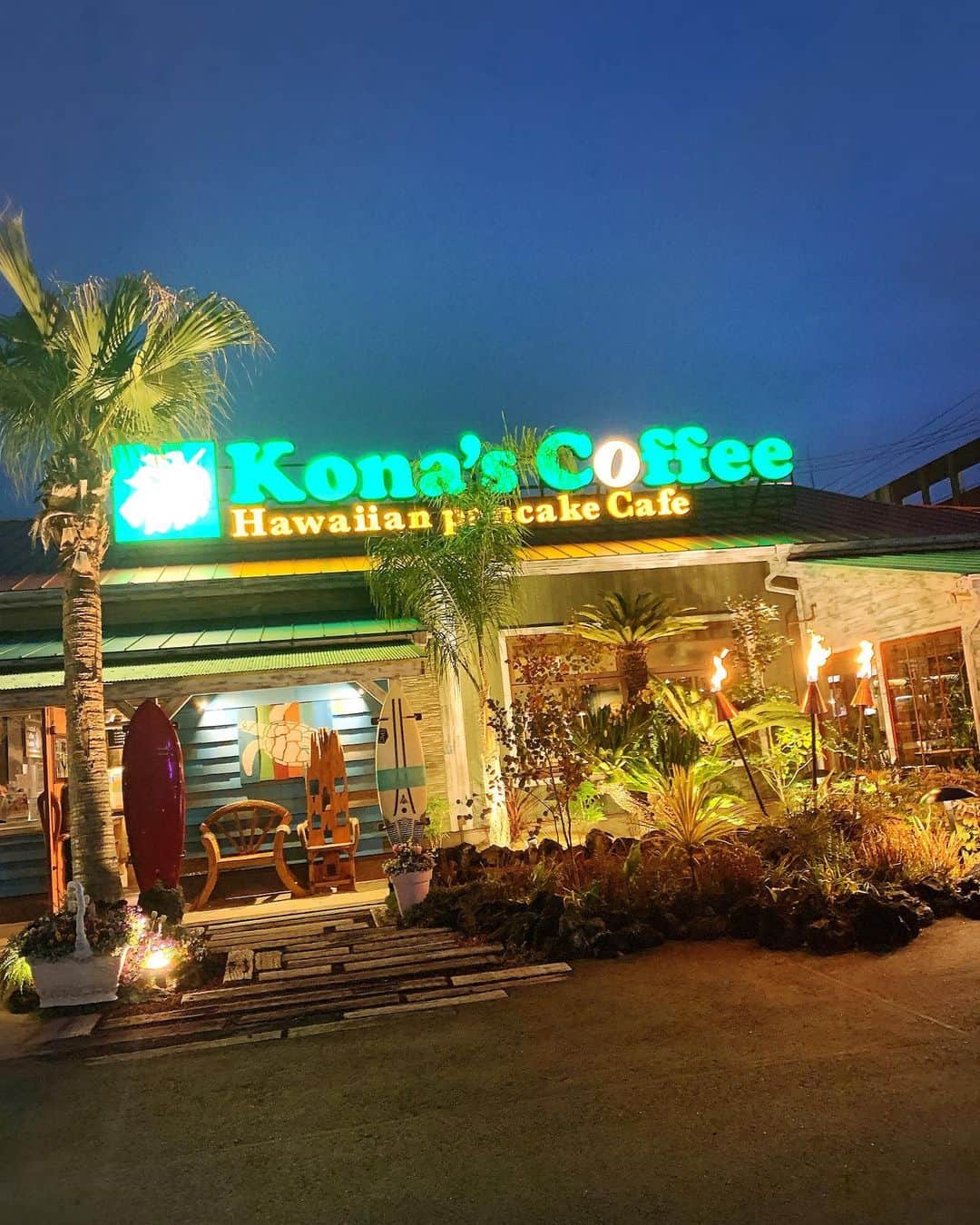 あいちの甘いやつさんのインスタグラム写真 - (あいちの甘いやつInstagram)「夜のハワイアン🌺✨ Kona's Coffeeさんへ行ってきた🙌🏻✨  昨年の2月にハマったガーリックシュリンプが食べたくて🥺  約1年ぶりのガーリックシュリンプ🦐✨ 今年も2月ハワイ行く予定がコロナのため行けず😭  ハワイの気分に浸りたかったけど逆に切なくなった😂🌺  でもエビ大きくてプリプリ✨ 美味しいー🦐💕  トロピカルティーも後味フルーティですっきり✨  またハワイ気分浸りに行こ😌🌺  #名古屋カフェ #名古屋カフェ部 #名古屋インスタ交流会 #インスタグルメアワード2021 #インスタグルメショー #グルメディア #trevary #nagoya_style #守山カフェ #ハワイアンカフェ」1月31日 21時37分 - asuka_nagoya