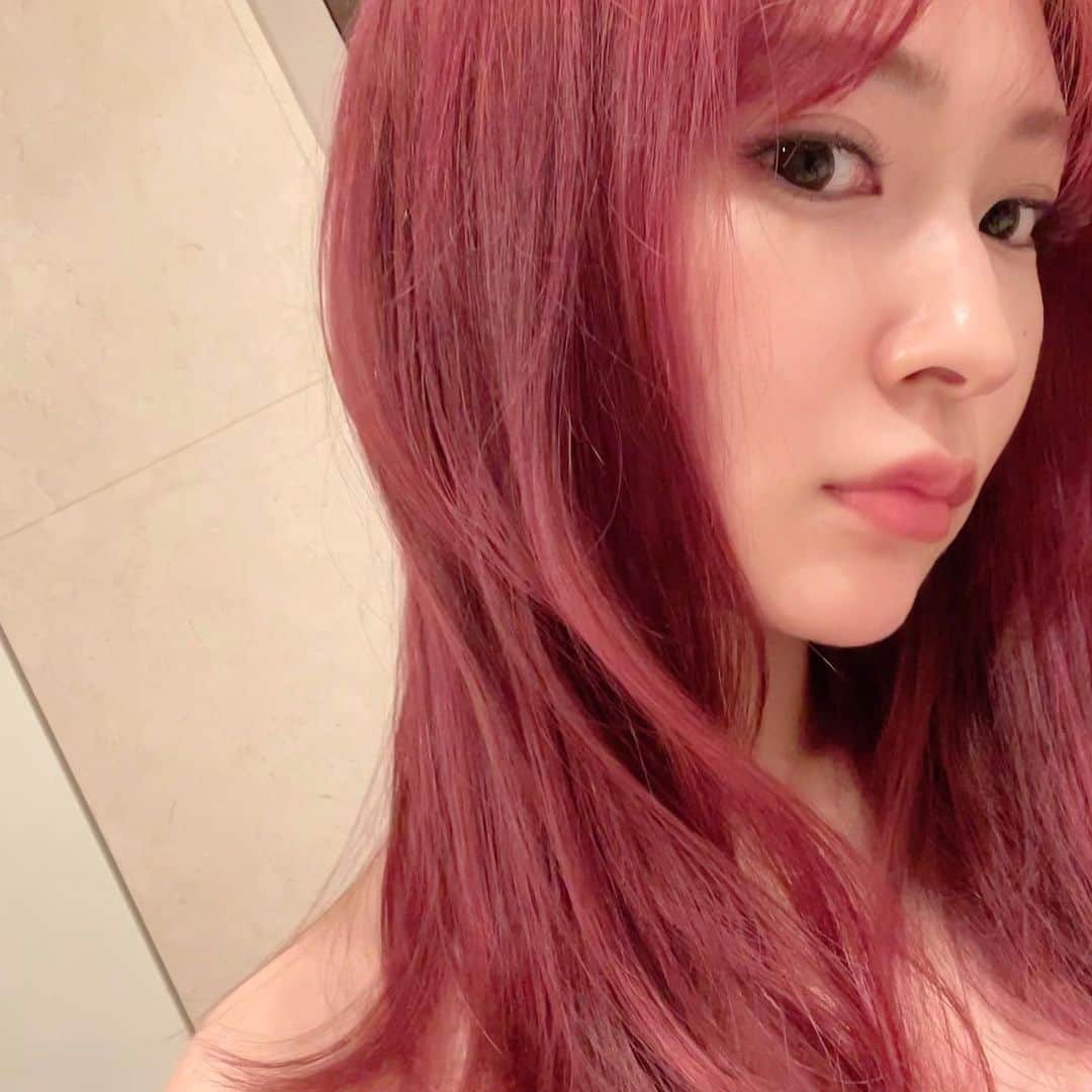 仁藤みさきのインスタグラム：「1番良い時に撮ればいいのにシャワー前に思い出してパッとゴムほどいて撮ったから、ボサボサだけど、 @h.d_fukunagataichi さんにまた綺麗にしてもらってきた✨前回と同じく　#ピンク 明るいところで見ると結構ピンクで可愛い🥰  #ピンクベージュ #ピンクヘアー」