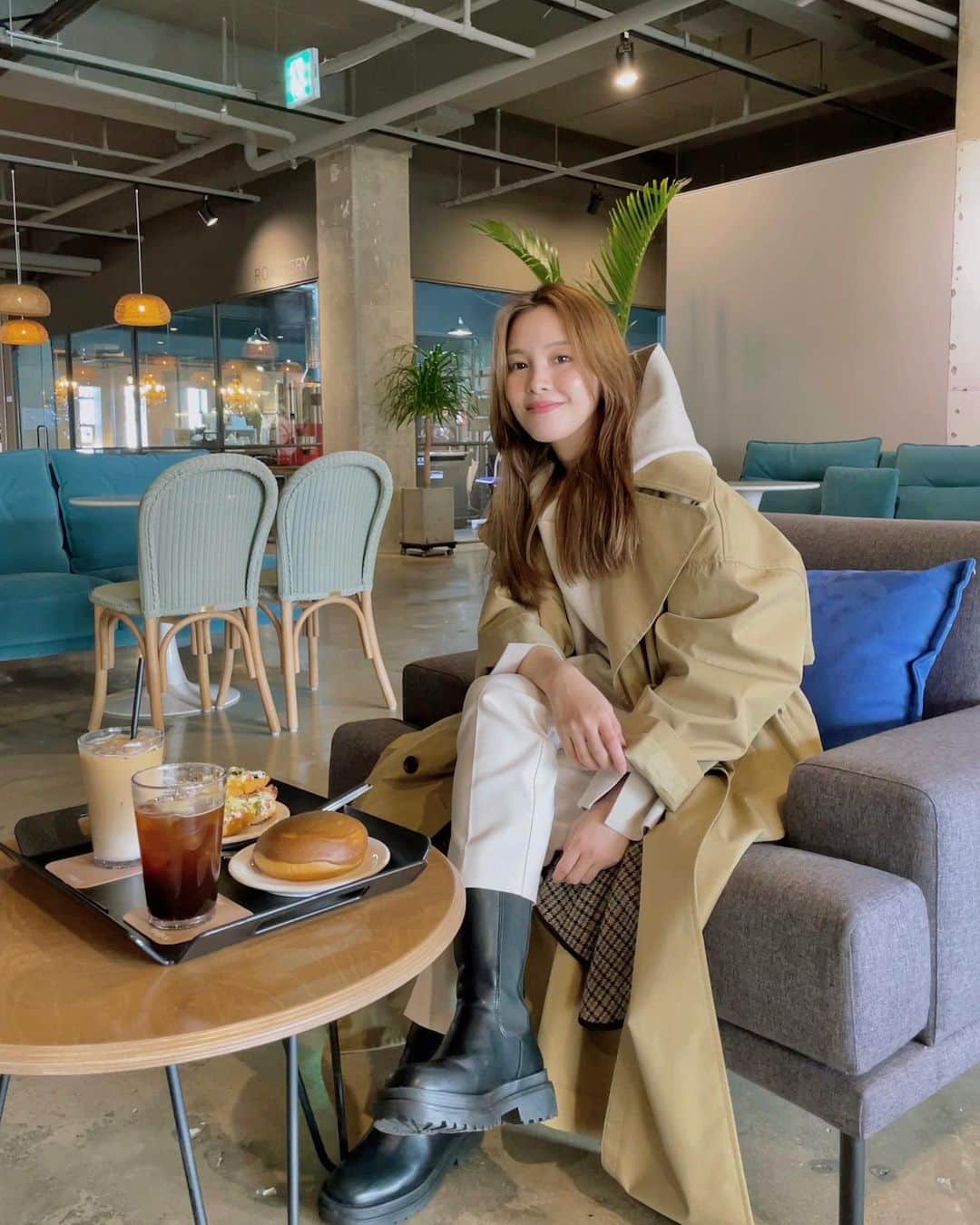 Lilmeのインスタグラム：「韓国来てからずっと家で勉強と料理する日々だったけど、少しずつカフェとか行けるくらいの余裕が出てきて嬉しい🥲☕️💕  한국와서 쭉 집에서 공부하고 요리하는 날들이었는데, 조금씩 카페를 갈 수 있을 정도의 여유가 생겨서 기뻐요!! #카페투어 #맛집탐방　#냠냠　#韓国  #韓国留学 #韓国ファッション」