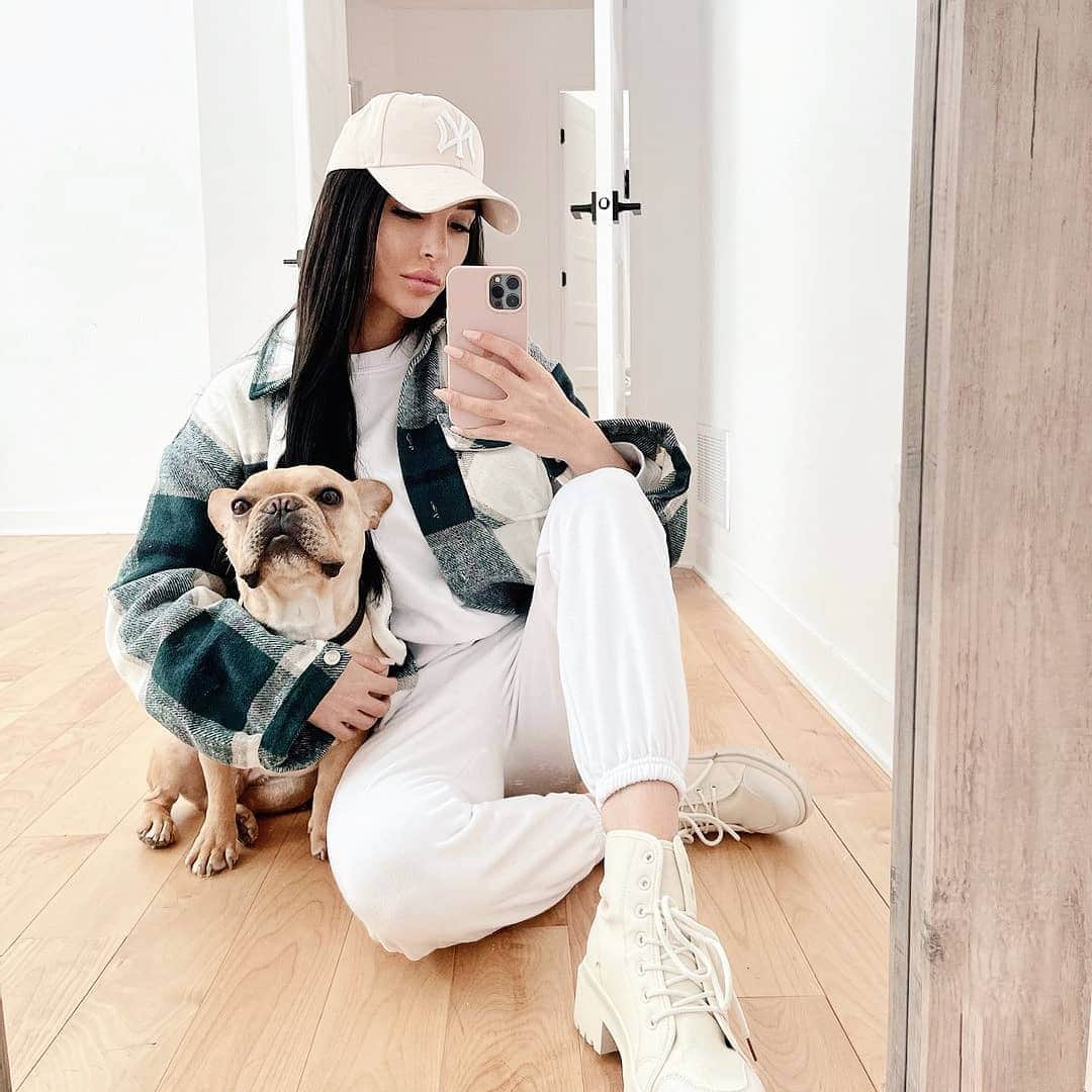 SHEINのインスタグラム：「Serving looks all season ✨  @lauriescherbak  Shop Item #: 864177  #SHEINgals #SHEINstyle #SHEINSS21 #plaidseason」