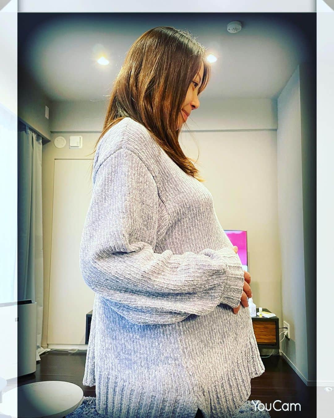 須黒清華のインスタグラム：「最近のお腹🤰 ソファの前に立つと、テレビ📺の画角いっぱいサイズ😳💦 まぁ〜ど迫力💦 . 「あ…テレビ全く見えない‼️」と夫🤣 . 胎動も驚くほど激しくなり、まるでお腹にエイリアン👾がいるかのように波打って動いてます。笑 . 特に夜はよく動くので、朝まで眠れないことも… 腰は痛いし、トイレも近いし…💦 そんな時、最近は眠るのを諦めて、あったかぁいお茶を飲みながら本を読んだりして過ごしています📚 皆さん、おすすめの本はありますか⁇🍀 . あと、寝ている時よく足がつって激痛だったのですが、クリニックの先生が 「足がつったら思いっきり壁を蹴って‼️」 と教えてくれて、やってみたらすぐ治りました😭✨ こうやって日々少しずつ強くなっている気がします😎 . #妊婦生活 #2021年出産予定 #自粛生活 #夜更かし #読書」