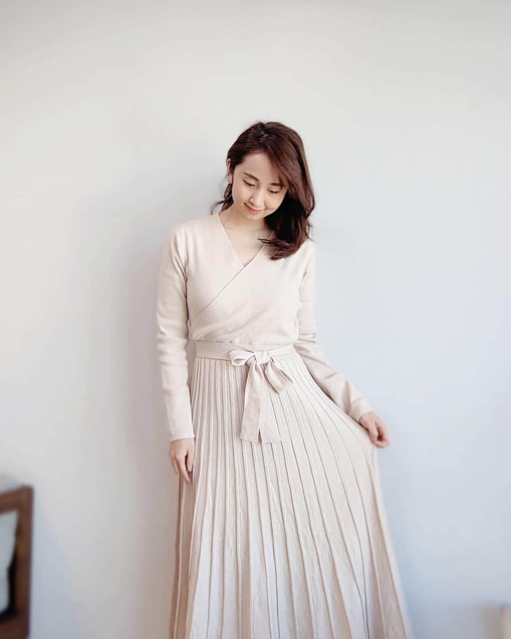 小野恵美のインスタグラム：「SAISON DE PAPILLONの公式アンバサダーに選んでいただきました💕  程よく品よくプチプラな洋服が多くて、私も以前からお気に入りのブランドで嬉しい😍  早速お気に入りの一枚 カシュクールリブプリーツロングワンピース🌼  シルエットも綺麗だし、柔らかいのにしっかりした透けにくい生地感。9カラーもあるので迷ったけど、これから春も着られて、イエベの私にも肌なじみがよいアイボリーにしました🤍 色違いもほしい！  カシュクールなので授乳もできる万能アイテム👶 今タイムセール中なのでチェックしてみてください🌟 @saisondepapillon_official  #saisondepapillon #セゾンドパピヨン #ママコーデ　#ワンピース #白ワンピ #授乳服」