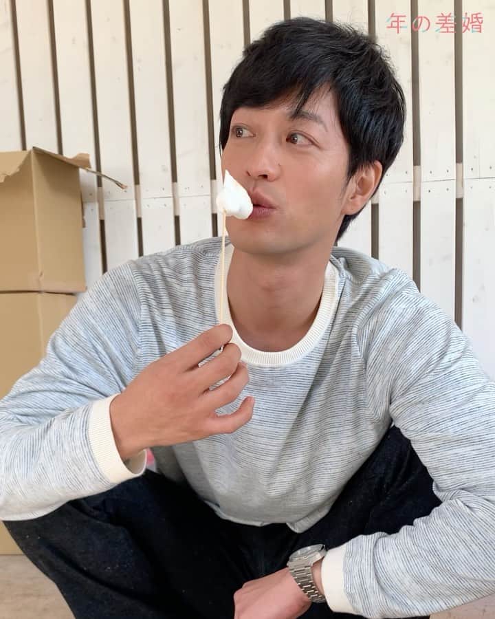 「年の差婚」ドラマイズム【公式】のインスタグラム：「. ／ #年の差婚 💗 7話まであと2日✌️🎊✨ ＼  バーベキューの合間で マシュマロをむしゃむしゃする 晴海さんver.2✨😘😘 (⚠️感染予防をした上で撮影させてもらっております🙏)  ☟☟6話無料配信中です❣️ https://tver.jp/corner/f0066183  #葵わかな #竹財輝之助 #松本若菜 #小野寺晃良 吉野北人 #河井青葉 #徳井優  #原因は自分にある。 #hankun  #ほっこりキュン #女装男子 #晴海キュン」