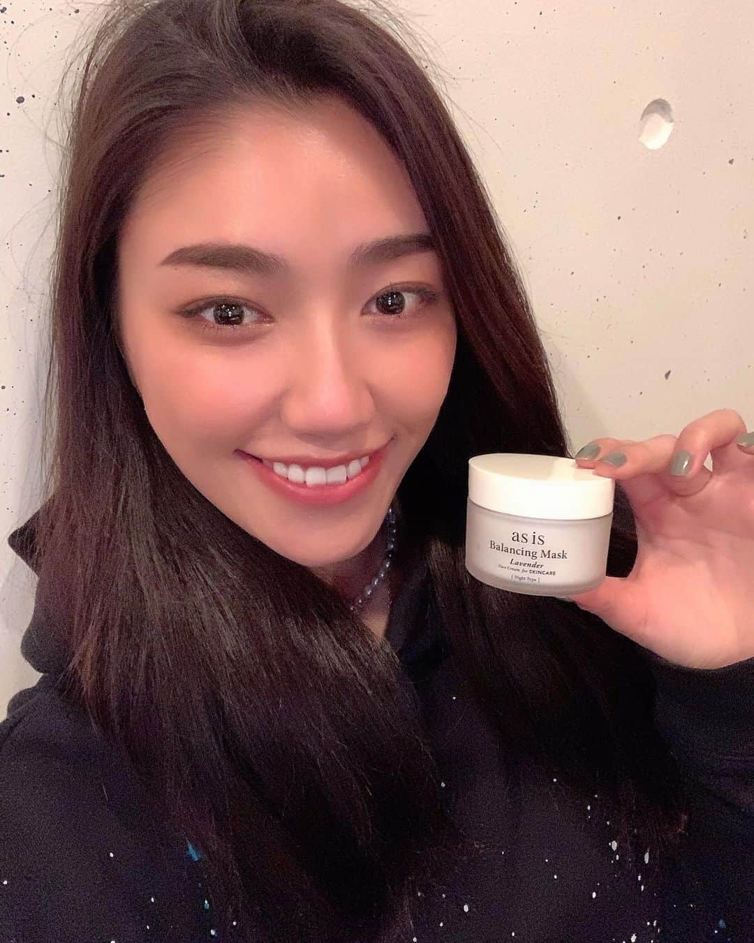 松本優のインスタグラム：「. マスクで揺らぎがちの肌におすすめのクリーム紹介❤️ @asis_skincare  . ラベンダーと、セージの二種類のクリームでそれぞれの肌悩みにアプローチしてくれる🤩 松優はニキビが気になるので、ラベンダーがお気に入り🔥 . . 皮膚科医監修の元開発されているから肌が弱い私でも安心して使える✌️ 香りもいい香りでテクスチャーも重くなくて好き〜😌 .  現在、1月中限定で2000円オフ＋送料無料キャンペーンを実施中💙💙💙 . #ゆらぎ肌 #スリーピングマスク #365分の1のゆらぎに寄り添う」