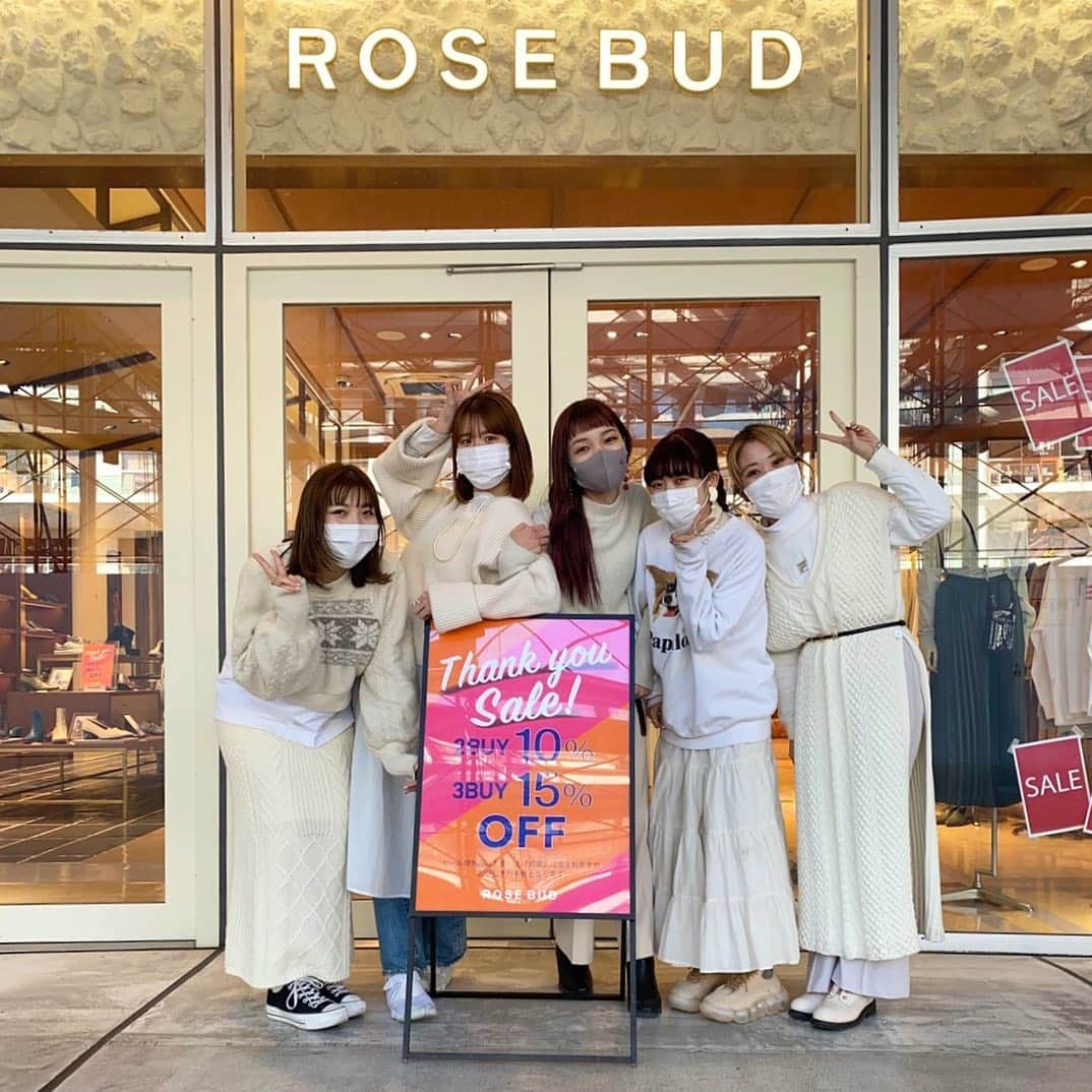 ローズバッドカップルズのインスタグラム：「🌹information🌹  いつもROSEBUDラゾーナ川崎店をご愛顧いただき誠にありがとうございます。﻿ ﻿ 2021年1月31日を持ちまして、当店は営業終了させていただきました。﻿ 長きにわたりご愛顧頂きましたこと、厚くお礼を申し上げます。﻿  尚、2月1日(月)以降のお問い合わせは、下記店舗へお願い致します。﻿ ﻿ ROSEBUDルミネ横浜店﻿ 神奈川県横浜市西区高島2-16-1 ルミネ横浜1F﻿ 045-444-1501﻿  そして、川崎店ラストのドレスコードは スタッフ全員で「White code」でした🐇🕯🍨🤍」