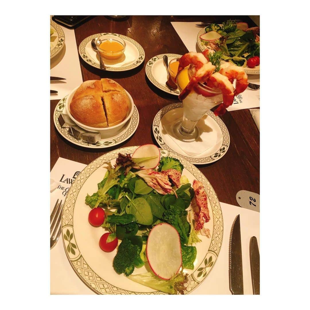 森田真以のインスタグラム：「🥩 久しぶりにLawry’sに行けて 幸せでしたっ😭💓 ここのローストビーフ柔らかくて 美味しいの🤤🤤🤤 . 早く普通に外食出来るように なるといいな(˘ω˘) . . . #lawrys #roastbeef #beef #lunch #luxury #restaurant #tokyo #ebisu #food #foodstagram #dericious #thankyou #ロウリーズ #ローストビーフ #グルメ#恵比寿 #恵比寿グルメ #東京 #東京グルメ #ランチ #レストラン #食べるの好きな人と繋がりたい #美味しい #幸せな時間 #感謝 #🥩」