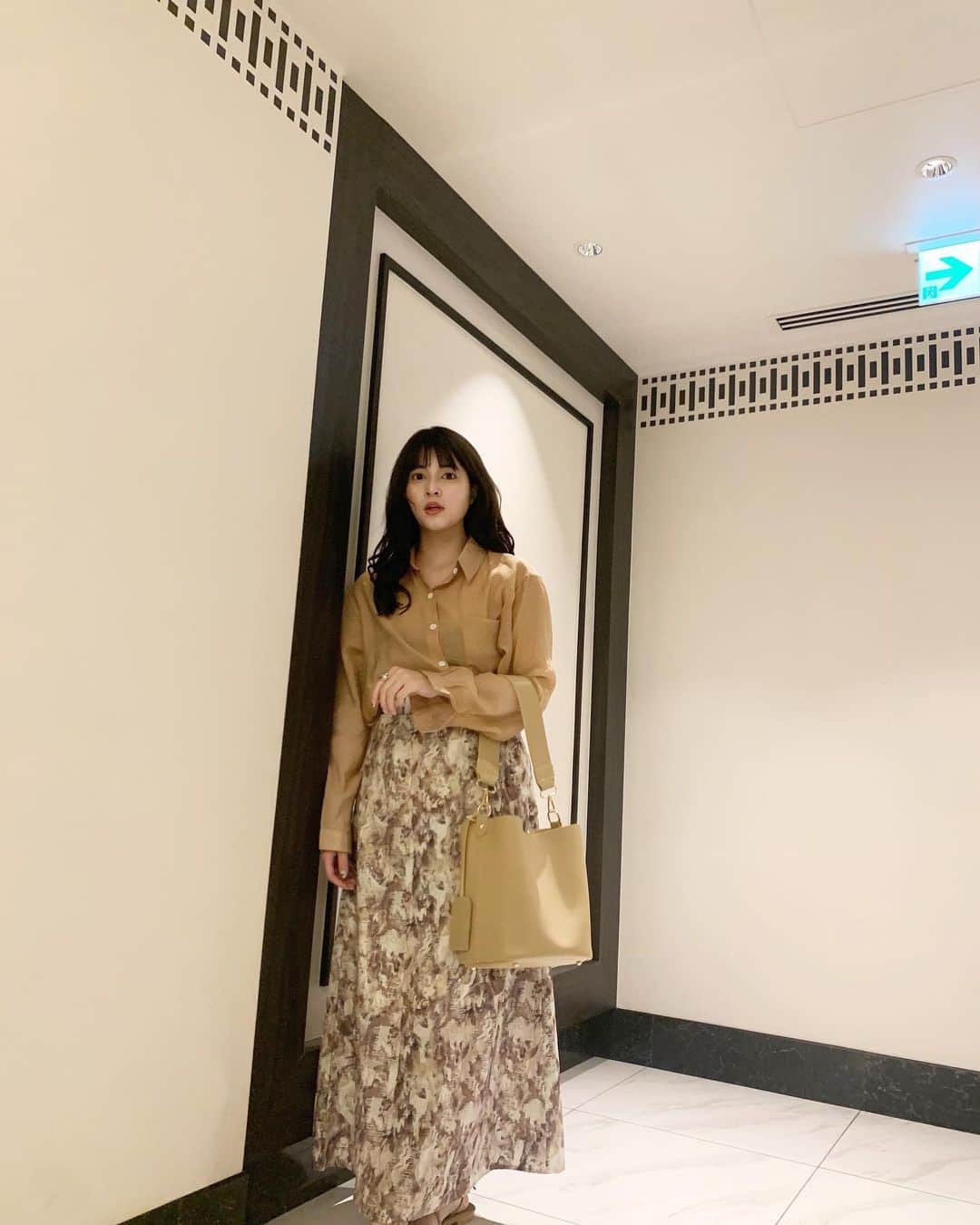 えなちぃのインスタグラム：「こちらは、mymeの新作です♡ このアンニュイスカートかわいいのよ！ 大人っぽコーデもできるし✨ 153cmの私でもちょうどよくはけて 最高なのよ🐒💕」