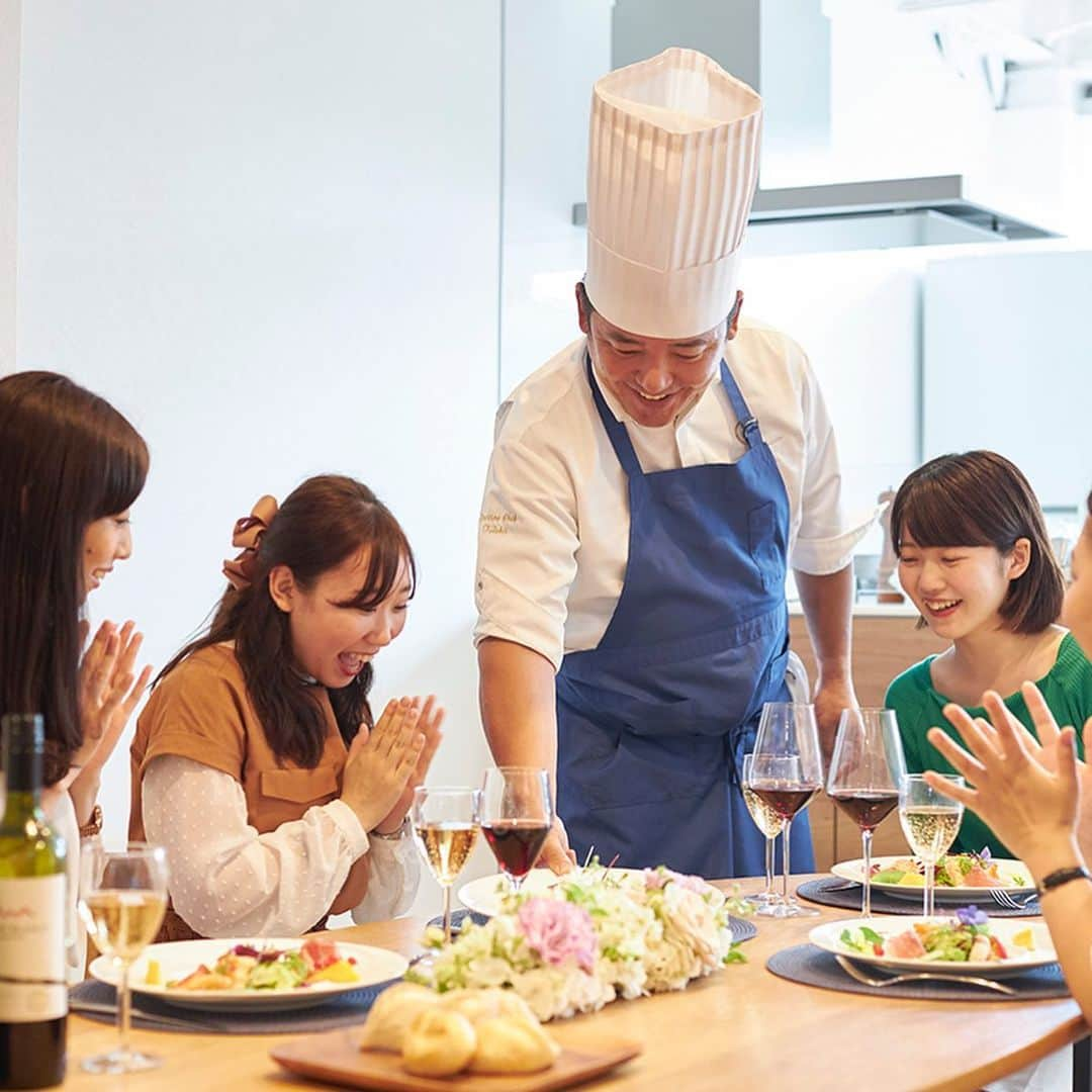 LAZOR_GARDEN_DININGのインスタグラム：「🍀ホームパーティープラン🍀 女子会に最適！ 自宅でシェフがオリジナルメニューを料理します👨‍🍳  ご予約詳細は公式HPをご覧ください https://www.styles.jp/lazorgarden-nagoya/homeparty  #LGDining#LazorGardenDining#instagood #名古屋#名駅#劇団四季#ライオンキング #lazorgardennagoya #ラソールガーデン名古屋  #テイクアウト #ケータリング #地産地消 #自宅飯#贅沢 #贅沢ランチ #贅沢な時間 #贅沢ディナー #ステイホーム #自宅飯最高」