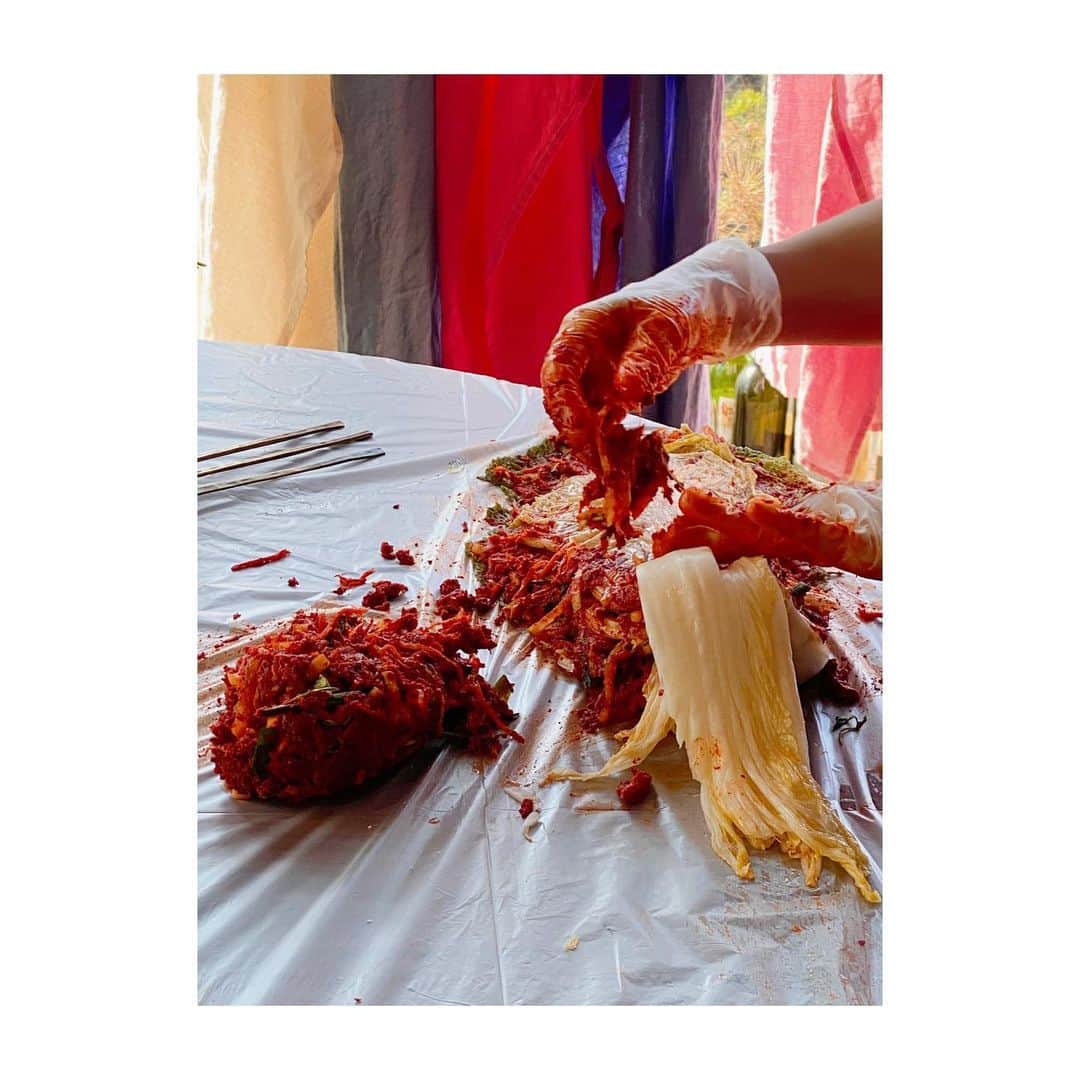 HiRAO INCのインスタグラム：「. ヤスダ屋の安田花織さんに学ぶ キムチ作り @yasudaya   食を通して 文化を学ぶ  素材を厳選し 塩梅をみながら 丁寧に作るキムチ 美味しくないわけがない  私は　ゆりちゃんの囁きもあり ハチミツ多めの薬念(ヤンニョム)に。  初めてのキムチ 仕上がりが楽しみ  @eatripsoil  @yurynomura  @yasudaya  @gyre_omotesando」