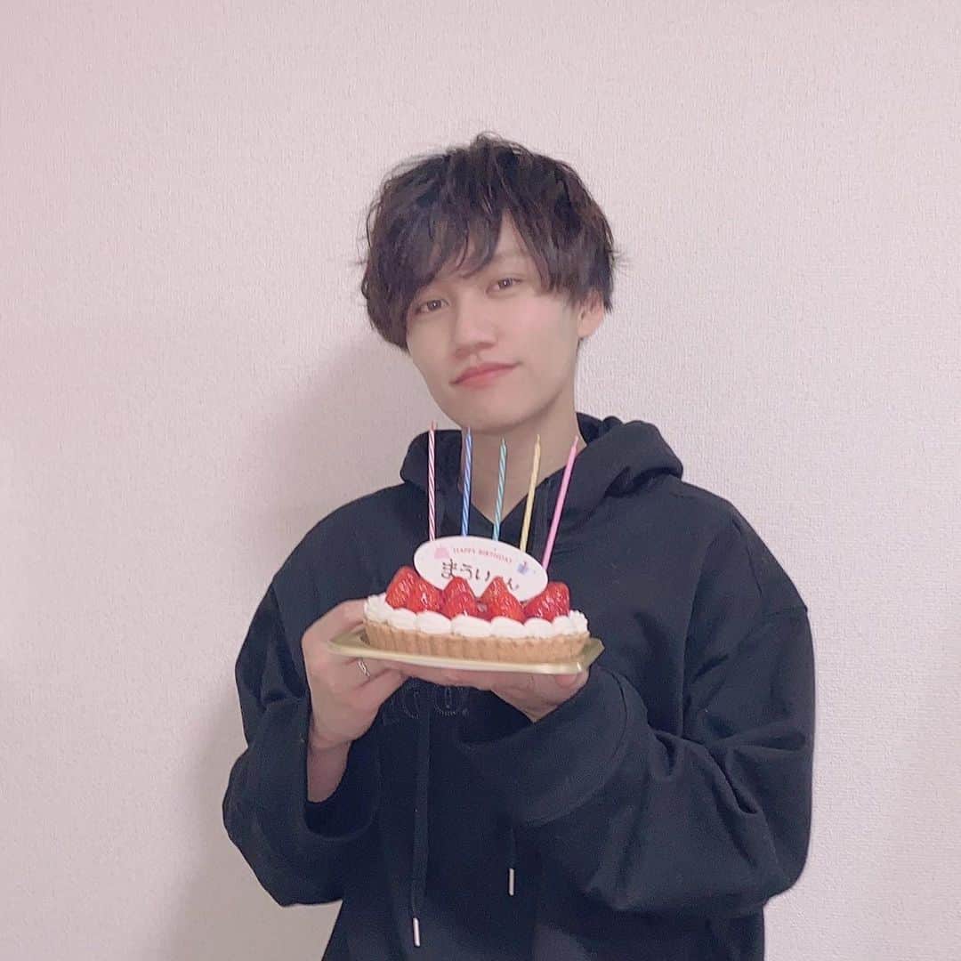 まういのインスタグラム：「久しぶりにかりんちゃんの大学仲間でホムパinマイハウス👨👩🏠 まさかのお誕生日お祝いしてもらった😂桃乃もゆりなちゃんもおめでとう！！いい休日だなあ〜」