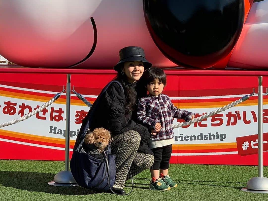 日下裕江さんのインスタグラム写真 - (日下裕江Instagram)「南町田グランベリーパーク  最近できた 駅直結のアウトレットモール♪  やっぱり電車で来れるからか、 他のアウトレットモールに比べて人が多かった〜  ペット可エリアが多いから 至る所にわんちゃんいるし、 猫連れの人もいた🐩🐈  大人のアウトレットモールというより、子連れファミリー向けな印象‼︎  パークという名なだけあって、 ひっろ〜〜〜いパークがあって、テント⛺️張ってピクニックしてたり、アスレチックが豊富で子供達が思いっきり遊べるから、子連れファミリーにお勧めな施設だなと思いました♪  勿論、大人ものんびり楽しめます♪  お台場とか豊洲のショッピングモールに近い感じだから、 カップルも多かったょ♡  甥っ子達の為に行ったから ゆっくり全部見れなかったけど、次はスヌーピーミュージアムとか行ってみたいな(･´`(●)*  @grandberry__park  #南町田グランベリーパーク #アウトレットモール #ショッピングモール #甥っ子 #snoopy #dog」1月31日 21時48分 - hiroe___h