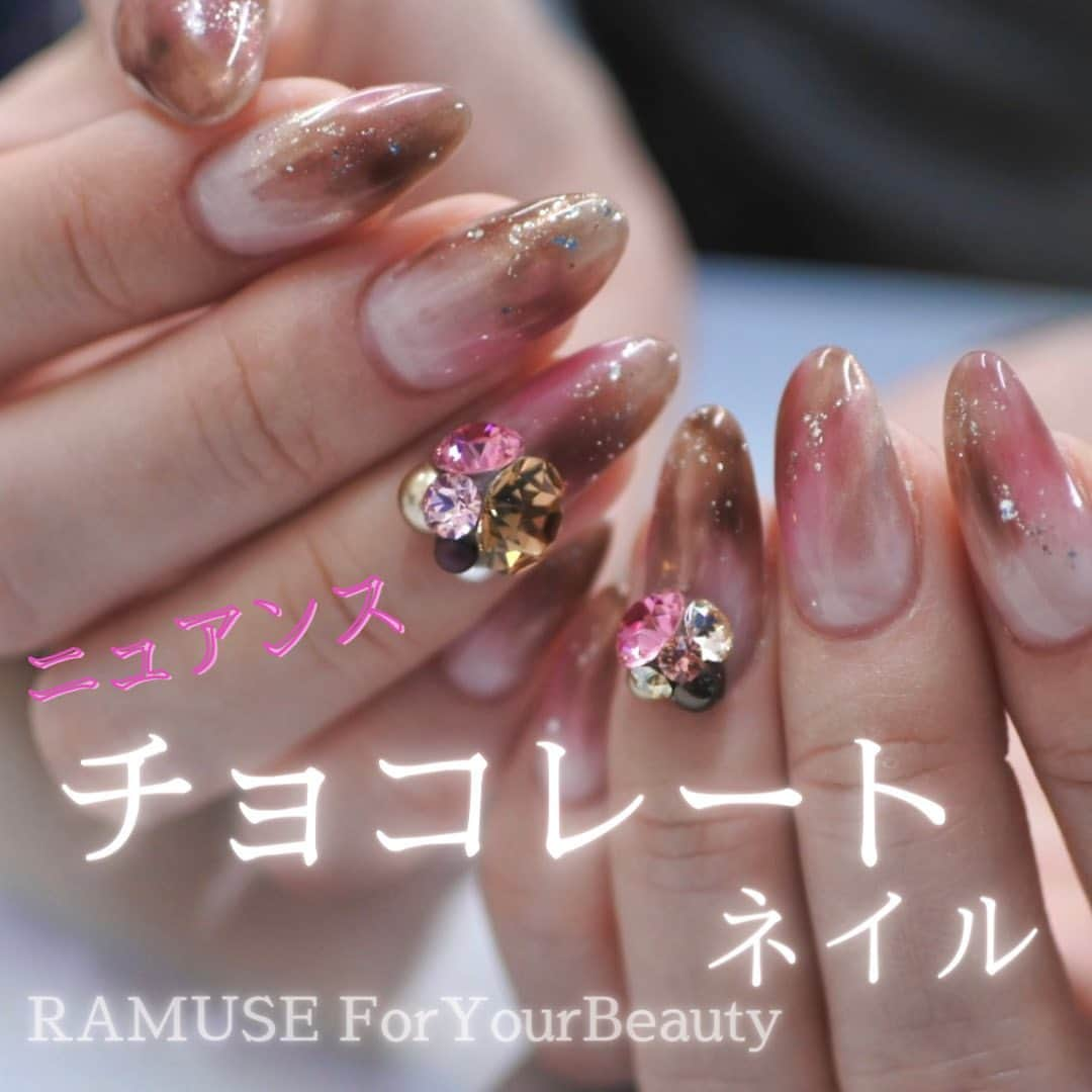 Riyo.Nailartistさんのインスタグラム写真 - (Riyo.NailartistInstagram)「バレンタインネイルパート2❤️ オリジナルカラーの赤やピンク系が人気です✨ ハートの#スピンジュエリー は数量限定ですので、 あらかじめサロンのLINE@にてご予約下さい🥰 . 大人気の#オーダーネイルチップ　は ホットペッパービューティーからもご予約可能‼️ お日にちに余裕をもってまずはカウンセリングで デザイン等ご相談下さい！✨ 只今最短3日後でのお渡しが出来ます💓 . . 明日2/1月曜日空き枠あり！ ↓ ↓ -------------------------- 大阪、梅田ジェルネイル 口コミランキング1位👑 全国フォトギャラリー1位👑 ご予約、詳細はこちら @ramuse.foryourbeauty ☎︎06-6136-8677 . 🌟LINE@でもご予約受付中🌟 LINE ID 【@bca6832z】 @マークも入れて検索！ -------------------------- . . #RAMUSEForYourBeauty#nail#nails#gelnail#ネイル#ジェルネイル#ネイルサロン大阪 #バレンタインチョコ　#冬ネイル #ネイルサンプル #ピンクネイル #赤ネイル#セルフネイル#ハートネイル　#つけ爪 #シンプルネイル　#レッドネイル　#グラデーションネイル #リーフジェル　#バレンタインネイル　#バレンタインチョコレート博覧会2021 #ネイルチップ販売　#ネイルチップ #阪急うめだ本店　#大阪　#チョコレート博覧会#チョコレートネイル　#チョコレートネイル　#チョコネイル」1月31日 21時57分 - riyo1621