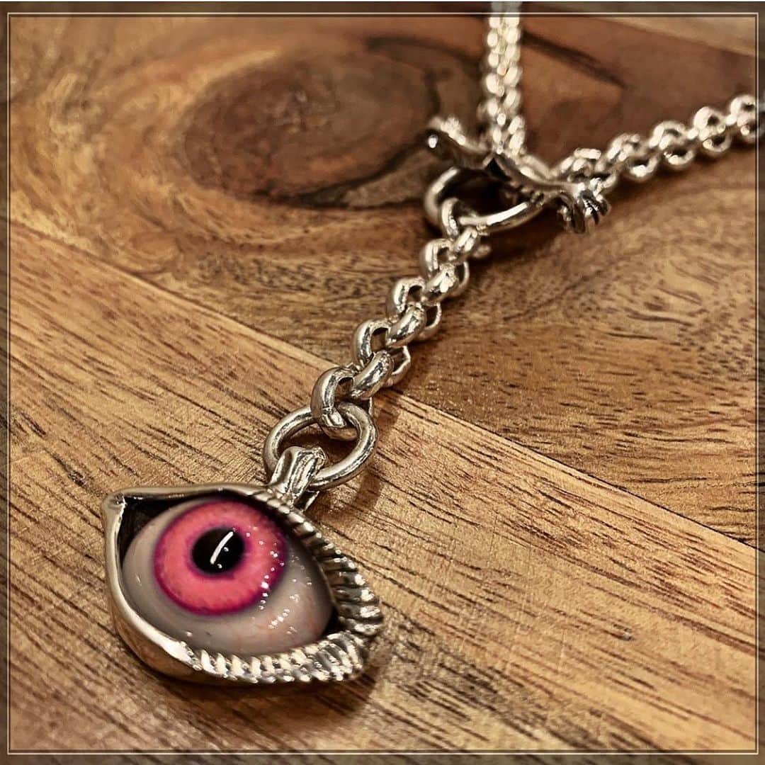 クレイジーピッグさんのインスタグラム写真 - (クレイジーピッグInstagram)「You can choose your colour eye in either Humans or Cat designs for any of our “Eye” rings or pendants #valentines #eye #lashes #silver #resin #silverchain #gothic #evil #cateye #pupil」1月31日 21時57分 - crazypigdesignslondon