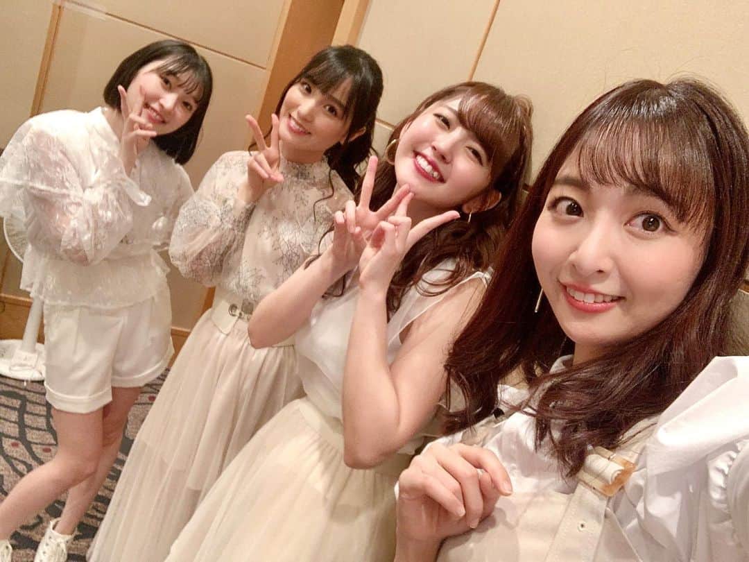 長谷川萌美のインスタグラム：「セルリアンタワーボールルームでの 【M-line Special 2021～Make a Wish!〜】 ありがとうございました💖  鈴木愛理さんと宮本佳林さんとビタスイという 今までに無いコラボで ハモったり踊ったり、充実した時間でした🙏✨  この様な状況の中お越しくださり本当にありがとうございました！！  珍しく踊るビタスイ❤︎笑 初日でドキドキしましたが とても楽しかったです！🙏💗  楽屋も楽しかったです😆  衣装はカラフルなジャケット揃えと 白のワントーンでかわいい❤︎  グッズもゲットして頂けましたか？  次は2/6(土)愛知でよろしくお願いいたします！  #MSMW #セルリアンタワー #渋谷 #鈴木愛理 #さん #宮本佳林 #さん #ビタスイ #だけど会いたい」