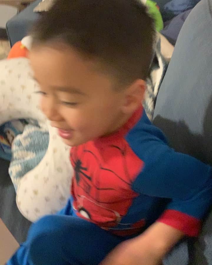 エリナ シルカのインスタグラム：「So proud of my baby boy 🥺🤔 Kumon doing wonders on his reading skills!  こうちゃん初めて全部自分で英語が読めた😭😭💕 公文万歳🙌」