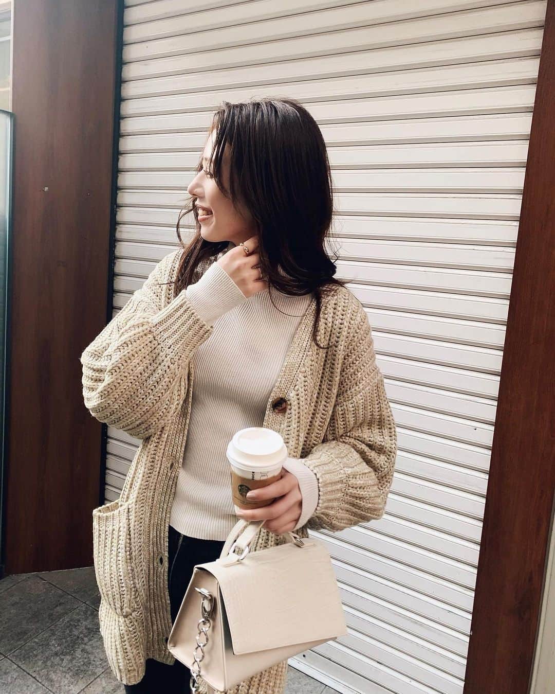 のインスタグラム：「今日は日中暖かかった〜🥺🥺 昼だけならヒートテックにカーディガンで全然イケる🙄 やっぱ春服着ると体も心も軽くなりますね✌️ . 今年はカーディガンが着たい気分💭 お尻隠れる丈って安心する😂♡ . . 明日はミーティング三昧だ🙌 月に一度、一番大事な日！頑張ろう🙌 . . #murua #murua_official #murua_by_staff」