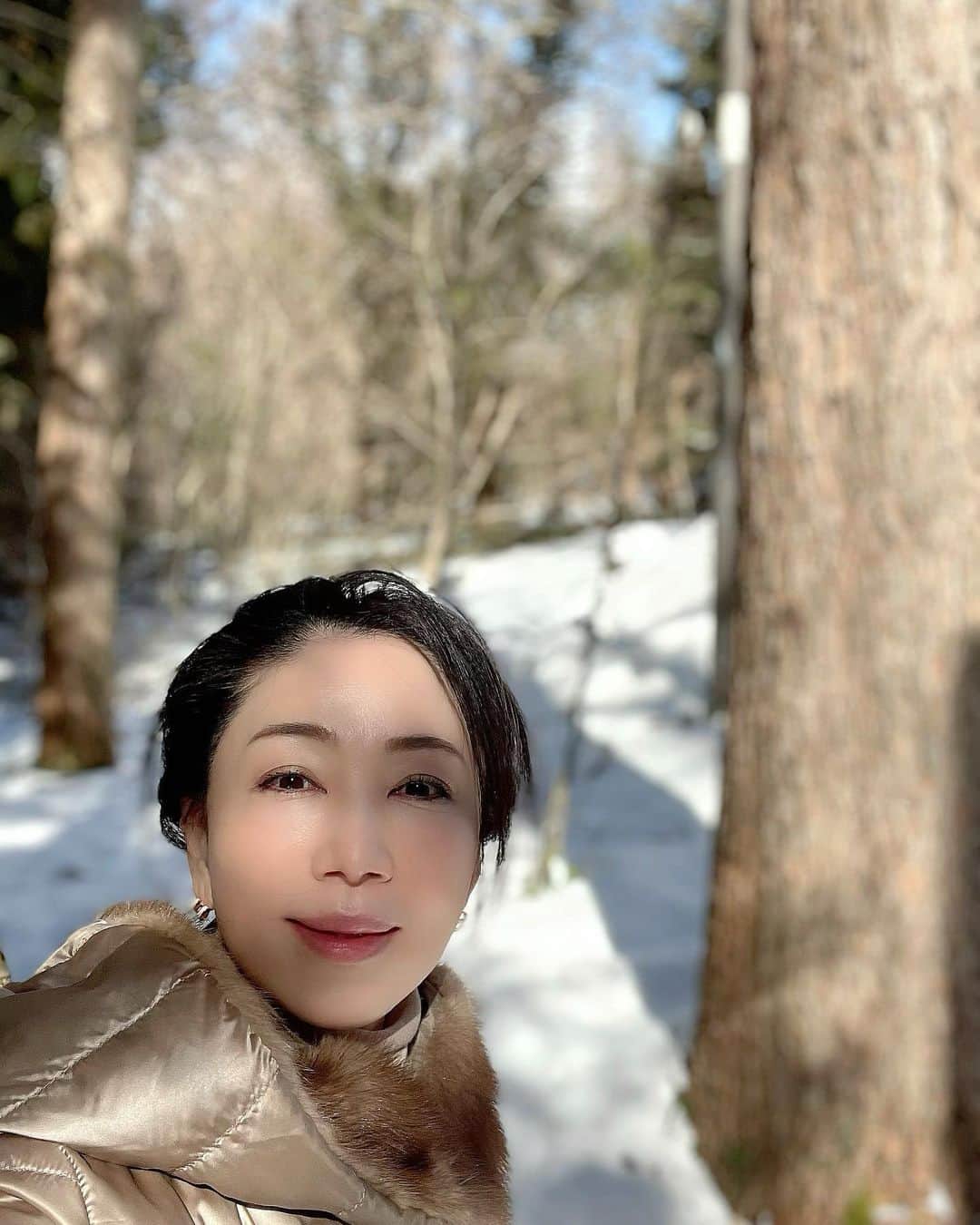 坂村かおるさんのインスタグラム写真 - (坂村かおるInstagram)「・ 雪景色が見たくて、武尊山まで足を延ばしました。 ・ チラチラと舞い落ちてくる雪に、足先は氷の様に冷たくなってしまうまで魅力されてしまいました⛄️ ・ ・  いつも「いいね！」を頂きありがとうございます。﻿ 皆さんのコメントに元気を貰っています😊﻿ ﻿ ﻿ #クィーンオブ美魔女﻿ #team美魔女﻿ #美ST﻿ #坂村かおる﻿ #トータルビューティーアドバイザー﻿ #美しく老いる﻿ #バランス﻿ #美容﻿ #コスメ﻿ #ファッション﻿ #今日のコーデ﻿ #トータルバランス﻿ #お洒落な人と繋がりたい﻿ #コスメ好きな人と繋がりたい﻿ #美意識高い人と繋がりたい﻿ #美魔女﻿ #美魔女が変わる﻿ #アップデートしてる人と繋がりたい﻿ #映像のまちあしかが﻿ #素通り禁止あしかが﻿ #アラフィ﻿ #笑顔﻿ #５０代から綺麗になれる﻿ #美100﻿ #雪景色﻿ #武尊山﻿ ＃雪﻿」1月31日 21時58分 - kaoru.sakamura