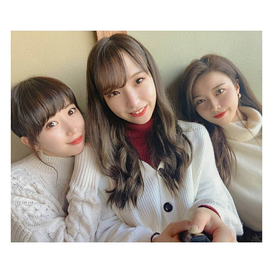 坂本詩緒里のインスタグラム：「この前の#姉妹会 💓似てる？  #もう会いたい #姉妹 #妹 #三姉妹 #ニット #コーデ #仲良し #女子会 #fashion #自撮り #自撮り女子 #ホワイトコーデ #すきぴ #癒し #家族 #一応長女 #sister #love #white #instagramjapan #family」