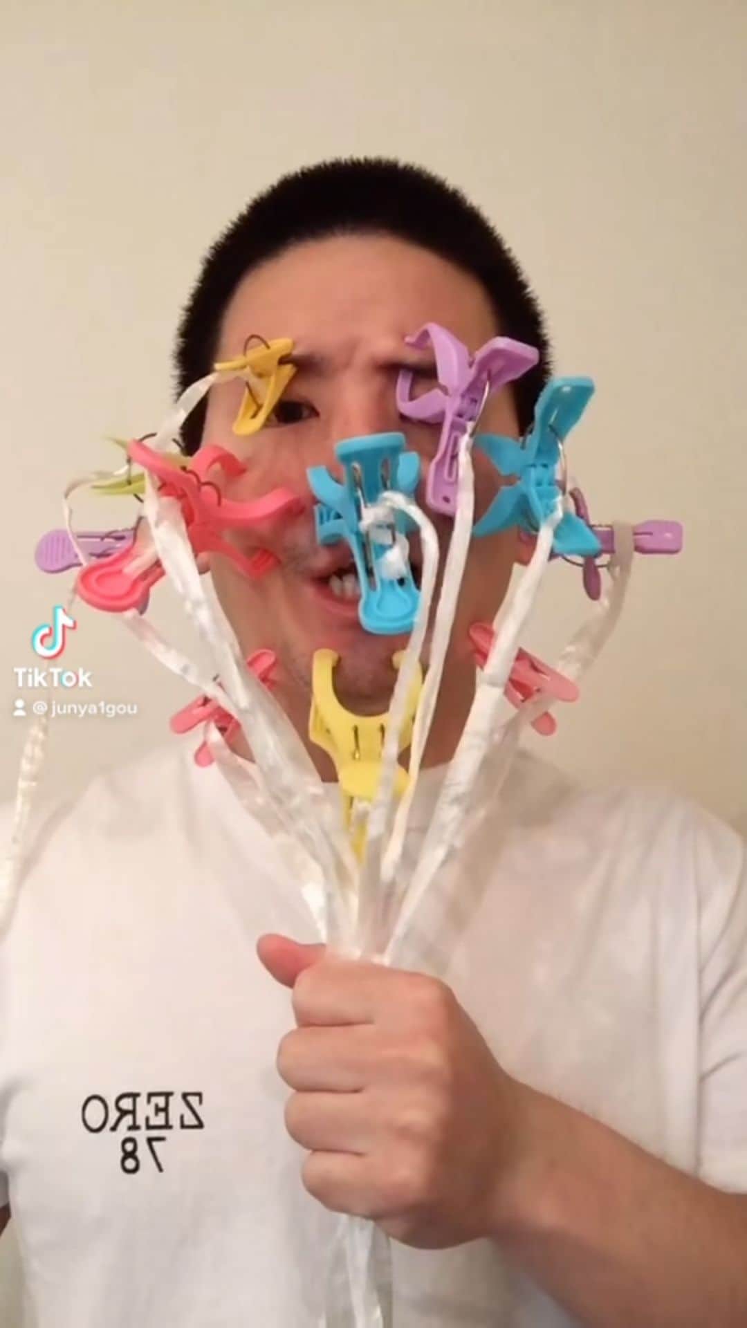 のインスタグラム：「Clothespin Challenge 洗濯バサミチャレンジ」