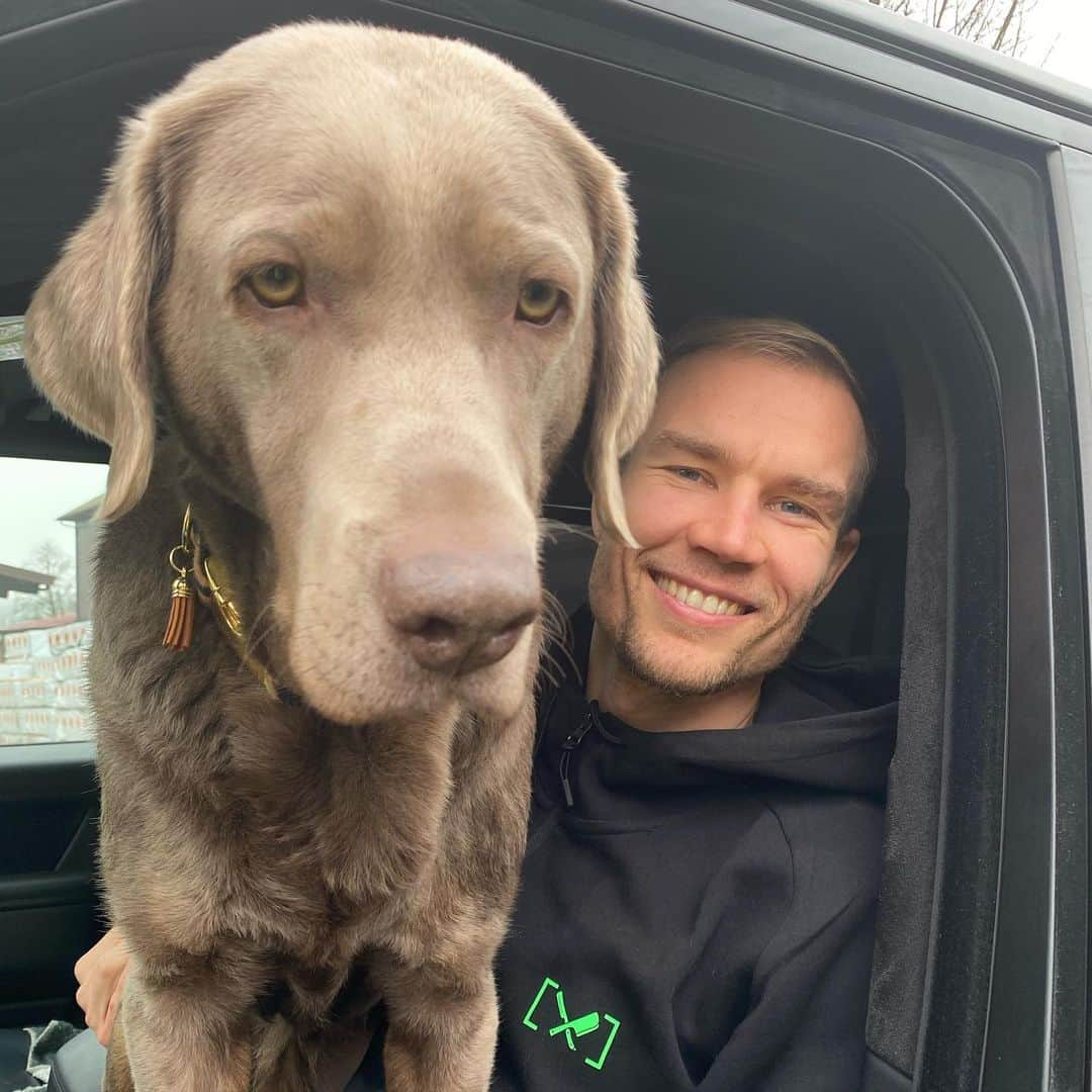 ホルガー・バトシュトゥバーさんのインスタグラム写真 - (ホルガー・バトシュトゥバーInstagram)「Buddy’s On Tour 🐾🐺😍 #sundaywalk #dogsofinstagram #familymember #HB28 I Anzeige」1月31日 22時07分 - hbadstuber