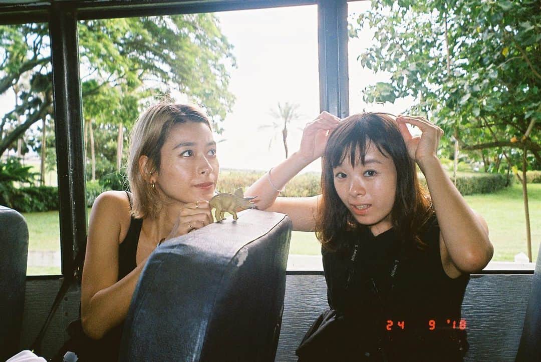 のインスタグラム：「. #tb #フィルムカメラ  📍 Kualoa Ranch, Hawaii . ジュラシックパークが好きで、恐竜たち🦖持っていった思い出。笑」