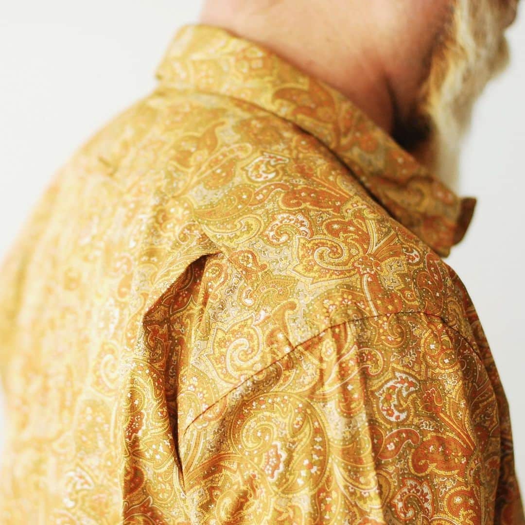 のインスタグラム：「_ Engineered Garments / エンジニアードガーメンツ "Short Collar Shirt - Paisley Print" ¥29,700- _ 〈online store / @digital_mountain〉 https://www.digital-mountain.net/shopbrand/000000012218/ _ 【オンラインストア#DigitalMountain へのご注文】 *24時間受付 *15時までのご注文で即日発送 *1万円以上ご購入で、送料無料 tel：084-973-8204 _ We can send your order overseas. Accepted payment method is by PayPal or credit card only. (AMEX is not accepted)  Ordering procedure details can be found here. >>http://www.digital-mountain.net/html/page56.html  _ #NEPENTHES #EngineeredGarments #ネペンテス #エンジニアードガーメンツ _ 本店：#WonderMountain  blog>> http://wm.digital-mountain.info _ 〒720-0044  広島県福山市笠岡町4-18  JR 「#福山駅」より徒歩10分 #ワンダーマウンテン #japan #hiroshima #福山 #福山市 #尾道 #倉敷 #鞆の浦 近く _ 系列店：@hacbywondermountain _」