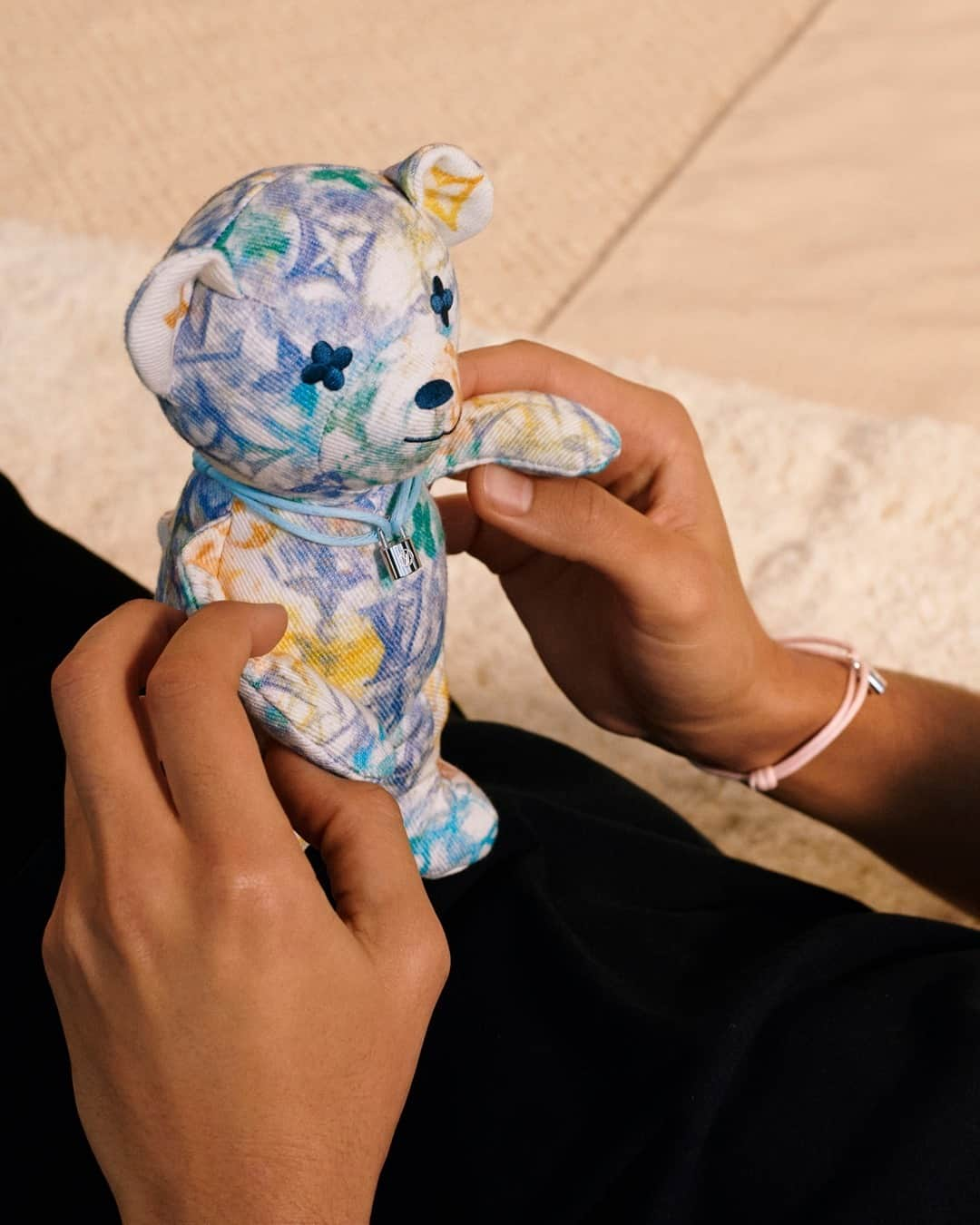 ルイ・ヴィトンさんのインスタグラム写真 - (ルイ・ヴィトンInstagram)「#MAKEAPROMISE for a better tomorrow. A portion of proceeds from the #LouisVuitton Doudou Louis teddy bear and the new bracelets will help support @UNICEF’s work to provide clean water, nutrition and education for children affected by conflict and disaster. Learn more about the #LVforUNICEF partnership via link in bio.   UNICEF does not endorse any company, brand, product or service.」1月31日 22時00分 - louisvuitton