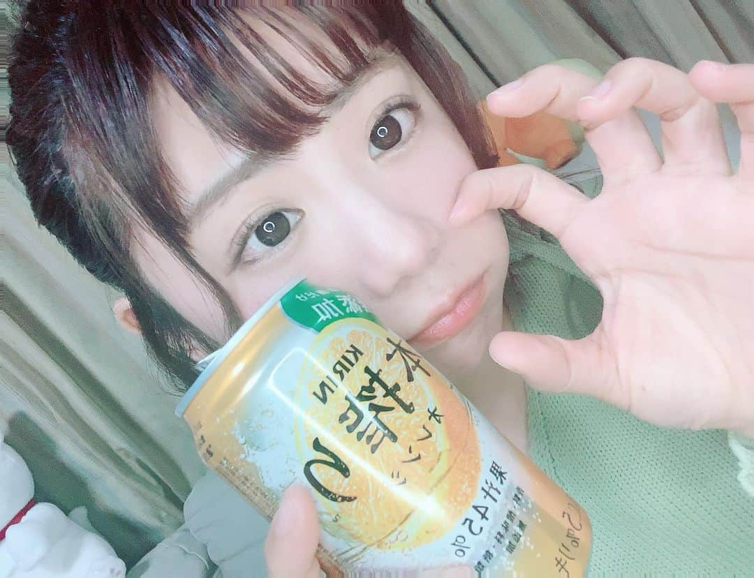 根本羽衣さんのインスタグラム写真 - (根本羽衣Instagram)「馬鹿ゲームから1年！  感謝です💥⭐️☄️☀️🌈  #今日は2つの配信 #芸人人生ライブ #馬鹿ゲームメンバーが飲むのをただただ見守るライブ #あっという間の時間 #これ美味しいよねぇ #生搾りオレンジ #今後とも宜しくお願い致します #🍊」1月31日 22時04分 - ts_uichan1002