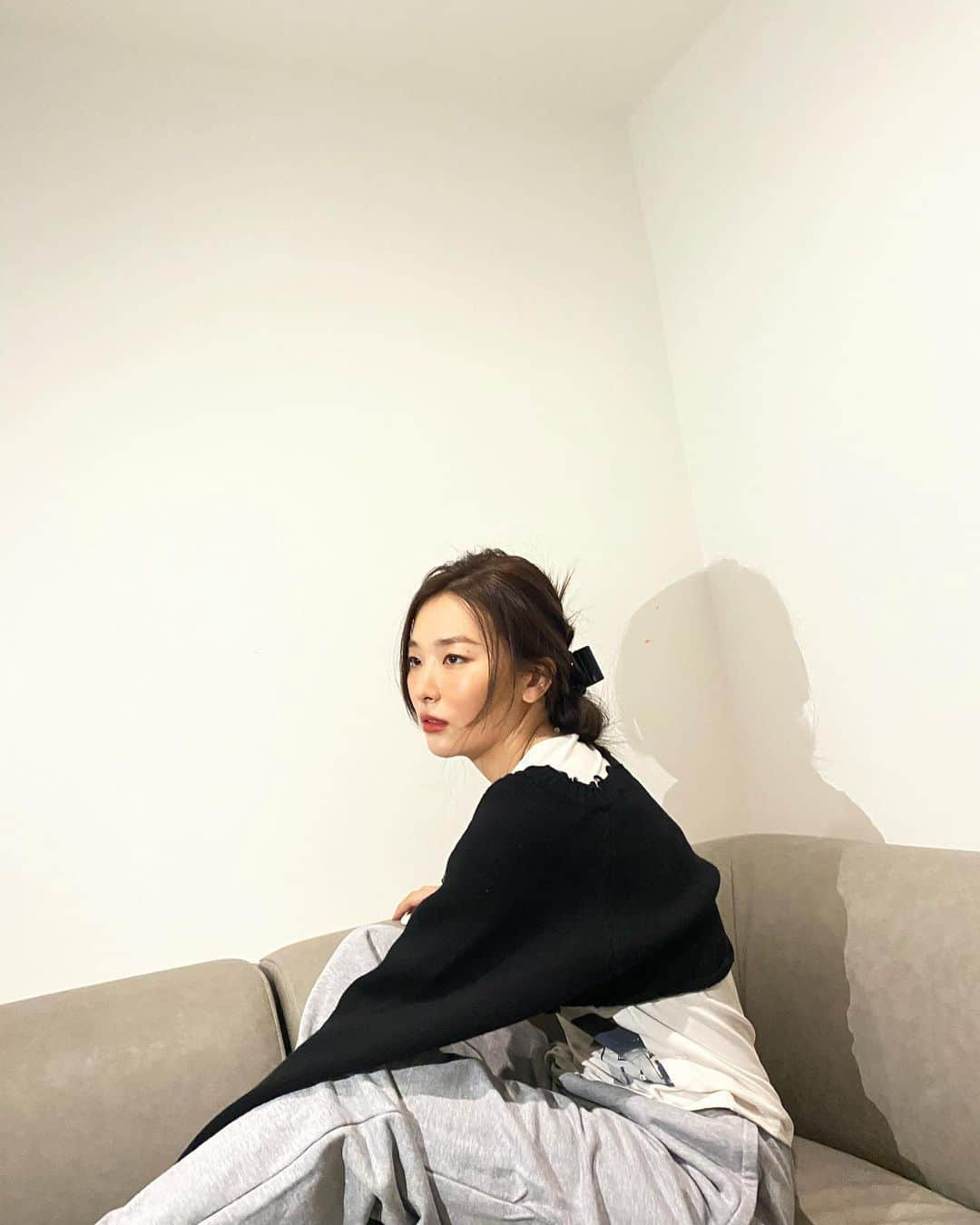 スルギさんのインスタグラム写真 - (スルギInstagram)「머리삔을 샤샤샥 #광고#페라가모#ferragamo」1月31日 22時04分 - hi_sseulgi