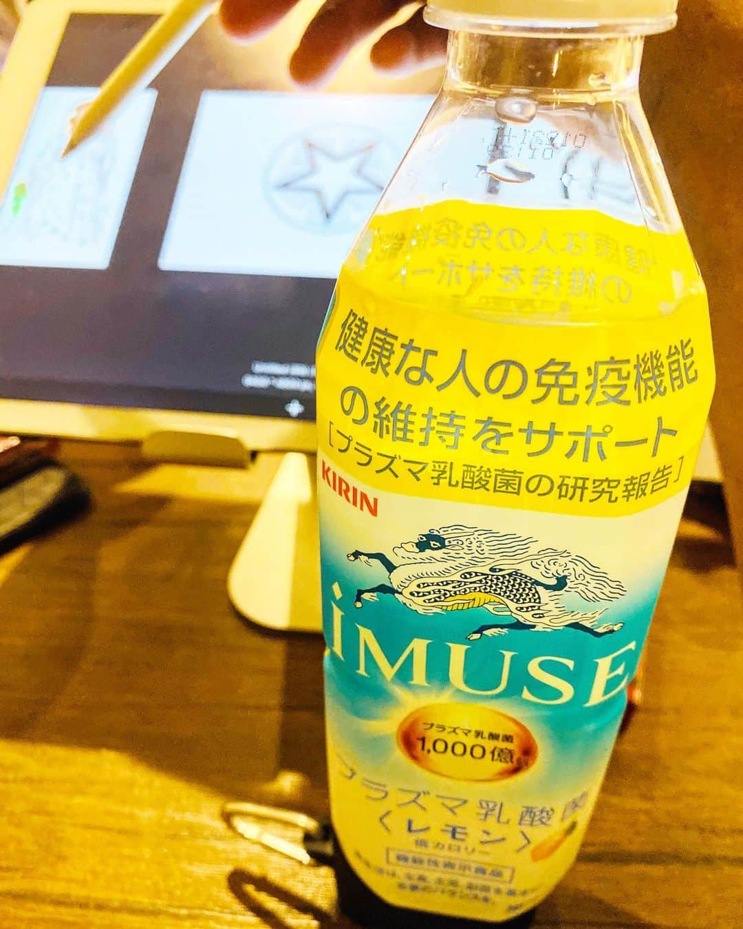 ダンテ・カーヴァーのインスタグラム：「イミューズを楽しみながらデザインを描く😊. #イミューズ #KIRIN #キリンビバレッジ」