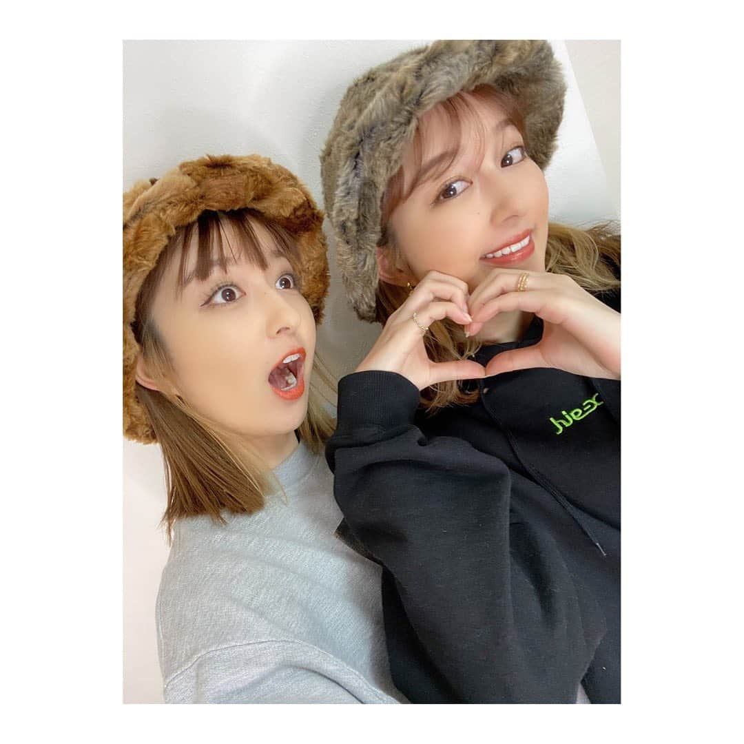 りかりこさんのインスタグラム写真 - (りかりこInstagram)「今日で1月ラスト！！ みなさん今月もお疲れ様でした😽♥️ 明日から2月、わくわく〜がんばりましょっ  写真は、今日投稿したTikTokの時に撮った自撮り📸 YouTubeもファッション動画投稿したので 是非寝る前にでも見てくださいな☁️ CHOA♥️ . #りかりこ#双子 #tiktok#YouTube#自撮り#帽子 #twins#双子コーデ#ファッション #お揃い#me#followｍe」1月31日 22時08分 - rikariko_official