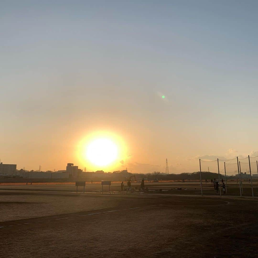 栗原由佳のインスタグラム：「次男の野球⚾️ 私も自転車で気持ちよく河川敷まで〜 でも坂道登りはツライね🚲  #少年野球 #少年野球の母 #野球場 #自転車移動 #長男の自転車 #借りました #電動じゃないの #頑張った #夕方 #風が強くて #寒かった」