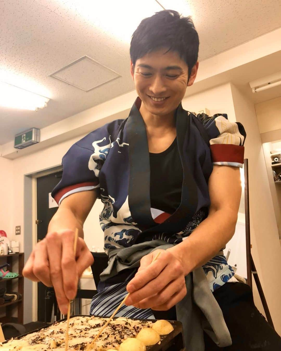 松田悟志さんのインスタグラム写真 - (松田悟志Instagram)「今日の『ガットインTV』、今までのソロ回の中でも一際楽しかったです👶✨ 遊びに来てくださったみなさん、ほんとにありがとうございました✨ いやー、笑った😊✨ 終了後、スタッフのみなさんにも焼かせていただきました🐙🔥 #松田悟志のガットインTV #たこ焼き」1月31日 22時11分 - matsuda_satoshi1216