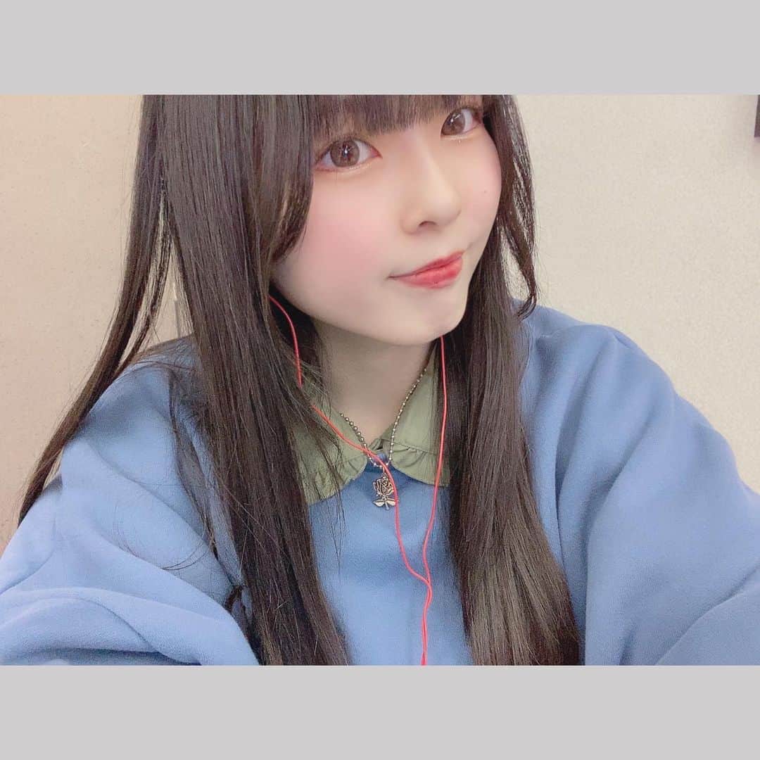 鈴木愛菜のインスタグラム：「青色最近すき♡♡  #jouetie #黒髪ロング」