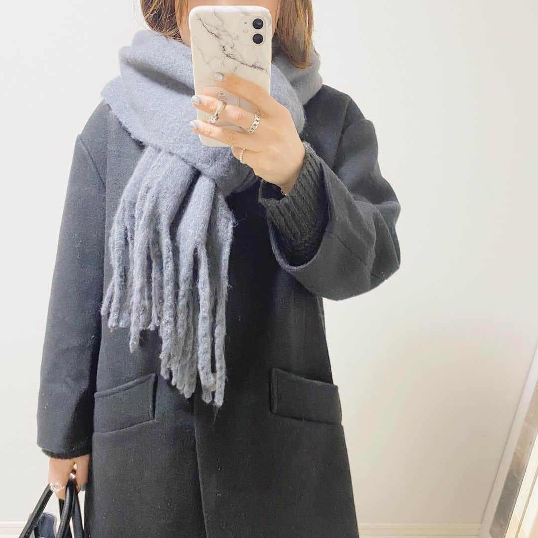 aiaiのインスタグラム：「太フリンジストール これも軽くてふわふわで あったかい  #ストール  #ストールコーデ   深めのVと編み地が可愛い 深Vニット  @coca_official_store  #vネックニット  #ニット  #ニットコーデ   コーデの詳細ブログに書いています  𖤐𖤐𖤐𖤐  #fashion#outfit#style#coordinate#instagood#ootd#pic#instapic#コーデ#コーディネート#スタイリング#プチプラコーデ#本日のコーデ#大人カジュアル#プチプラ  #カジュアル #アラフォー #アラフォーコーデ #アラフォーファッション#シャツワンピース #シルバーアクセサリー #シルバーリング #冬コーデ」