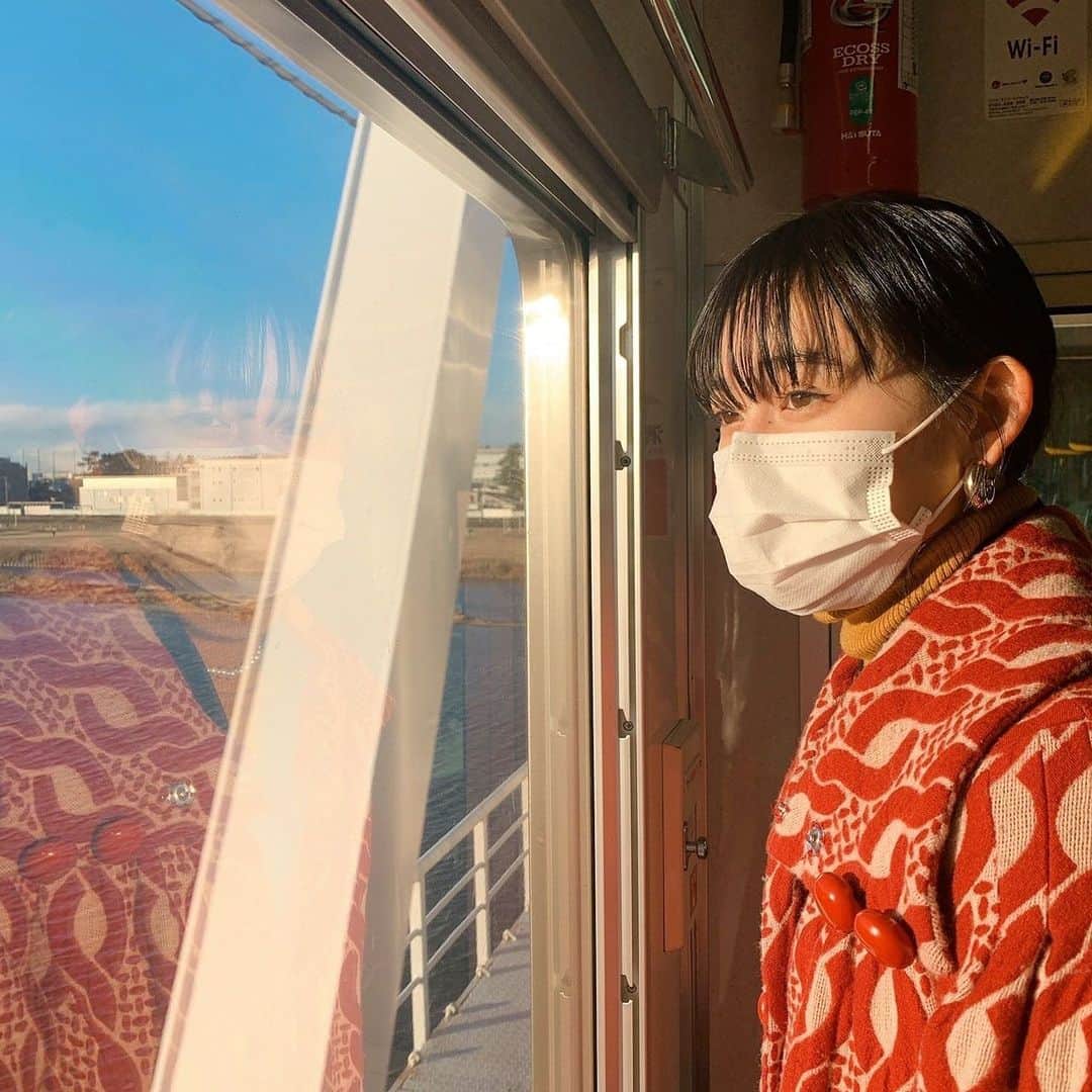 佐々木莉佳子さんのインスタグラム写真 - (佐々木莉佳子Instagram)「﻿ まっ、眩しい﻿ ﻿ 電車から見える外の景色が﻿ とっても好きです🌆﻿ しかも夕日でより綺麗に見えて最高だった(^.^)﻿ ﻿ にしてもこの不織布マスク﻿ 少しビッグサイ🦏ズ﻿ ﻿ #輝けマスク生活」1月31日 22時14分 - rikako_sasaki.official