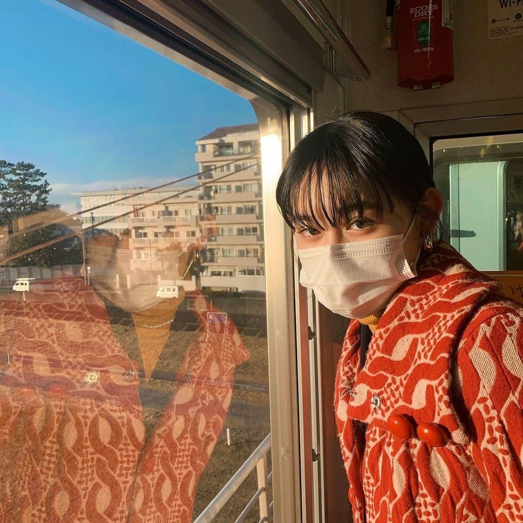 佐々木莉佳子さんのインスタグラム写真 - (佐々木莉佳子Instagram)「﻿ まっ、眩しい﻿ ﻿ 電車から見える外の景色が﻿ とっても好きです🌆﻿ しかも夕日でより綺麗に見えて最高だった(^.^)﻿ ﻿ にしてもこの不織布マスク﻿ 少しビッグサイ🦏ズ﻿ ﻿ #輝けマスク生活」1月31日 22時14分 - rikako_sasaki.official